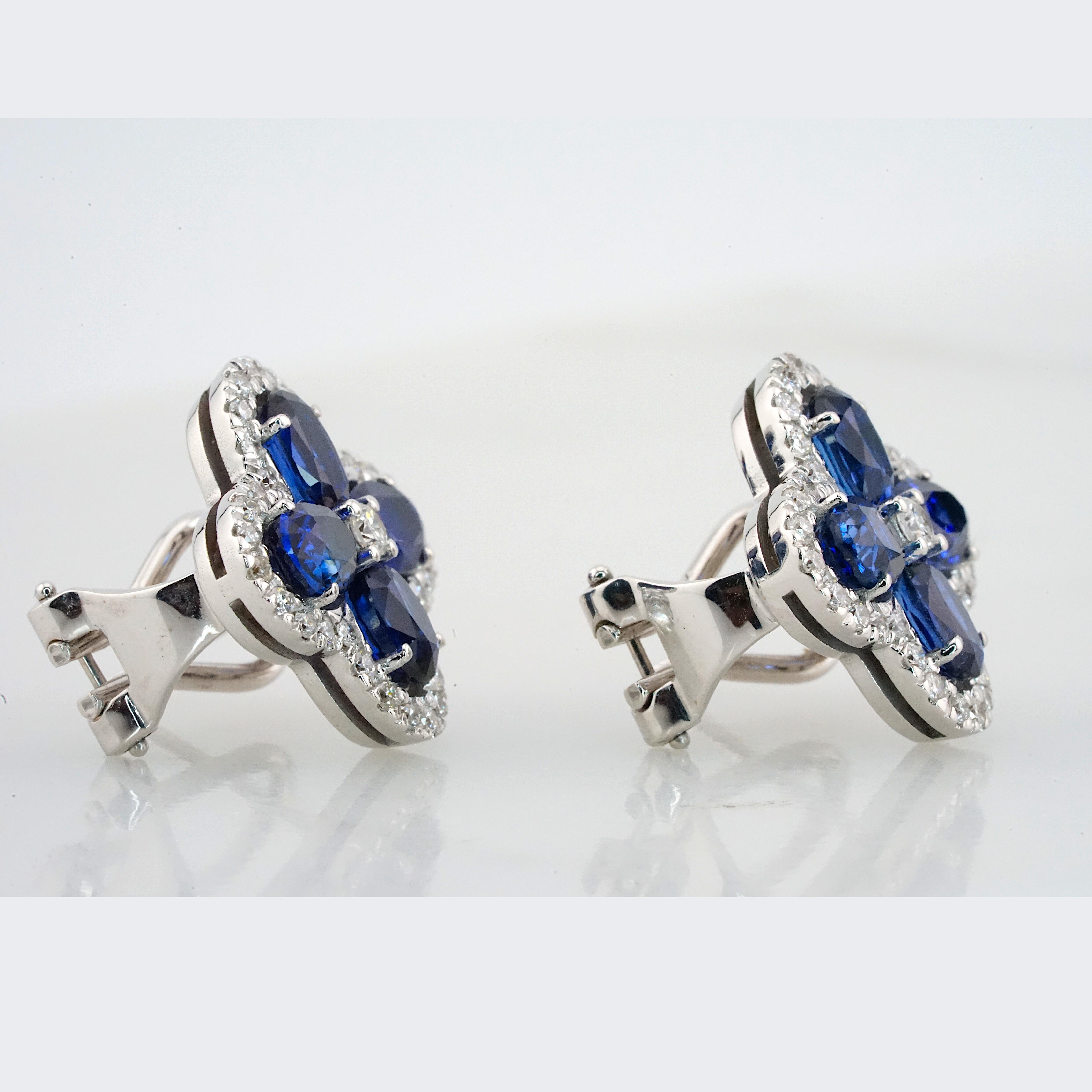 Contemporain Boucles d'oreilles en or blanc 18 carats, saphir bleu roi et diamants blancs, fabriquées en Italie en vente