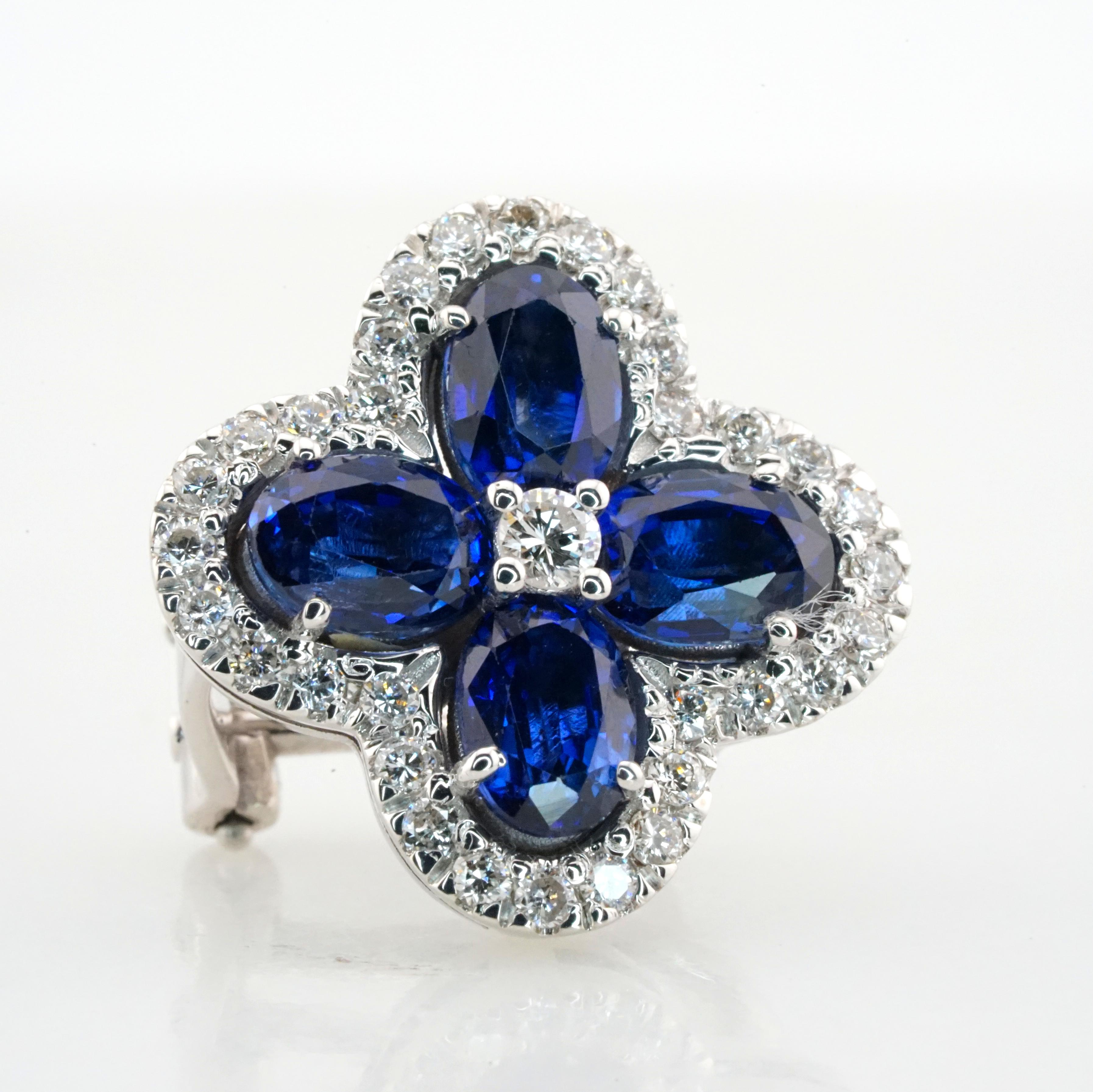 Taille ovale Boucles d'oreilles en or blanc 18 carats, saphir bleu roi et diamants blancs, fabriquées en Italie en vente