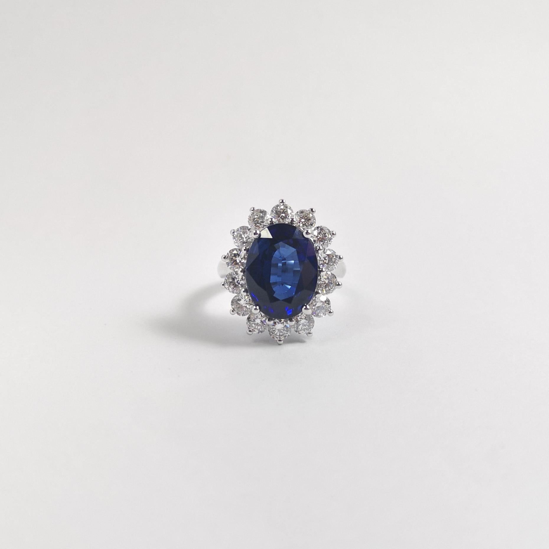 The Royal Diamond Sapphire with Diamond Ring set in Platinum 950 Settings (bague avec saphir bleu et diamant en platine 950) en vente 4