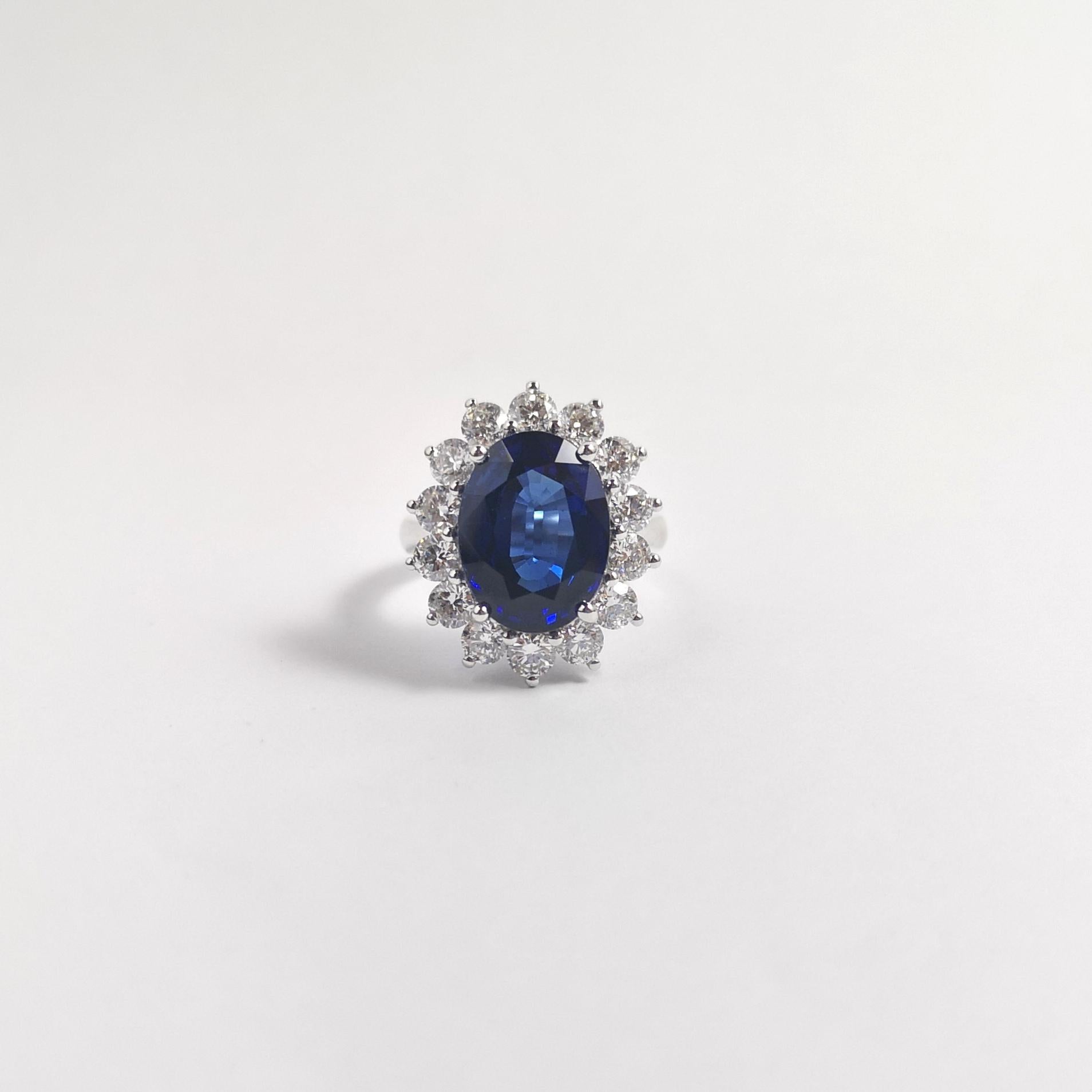 The Royal Diamond Sapphire with Diamond Ring set in Platinum 950 Settings (bague avec saphir bleu et diamant en platine 950) en vente 5