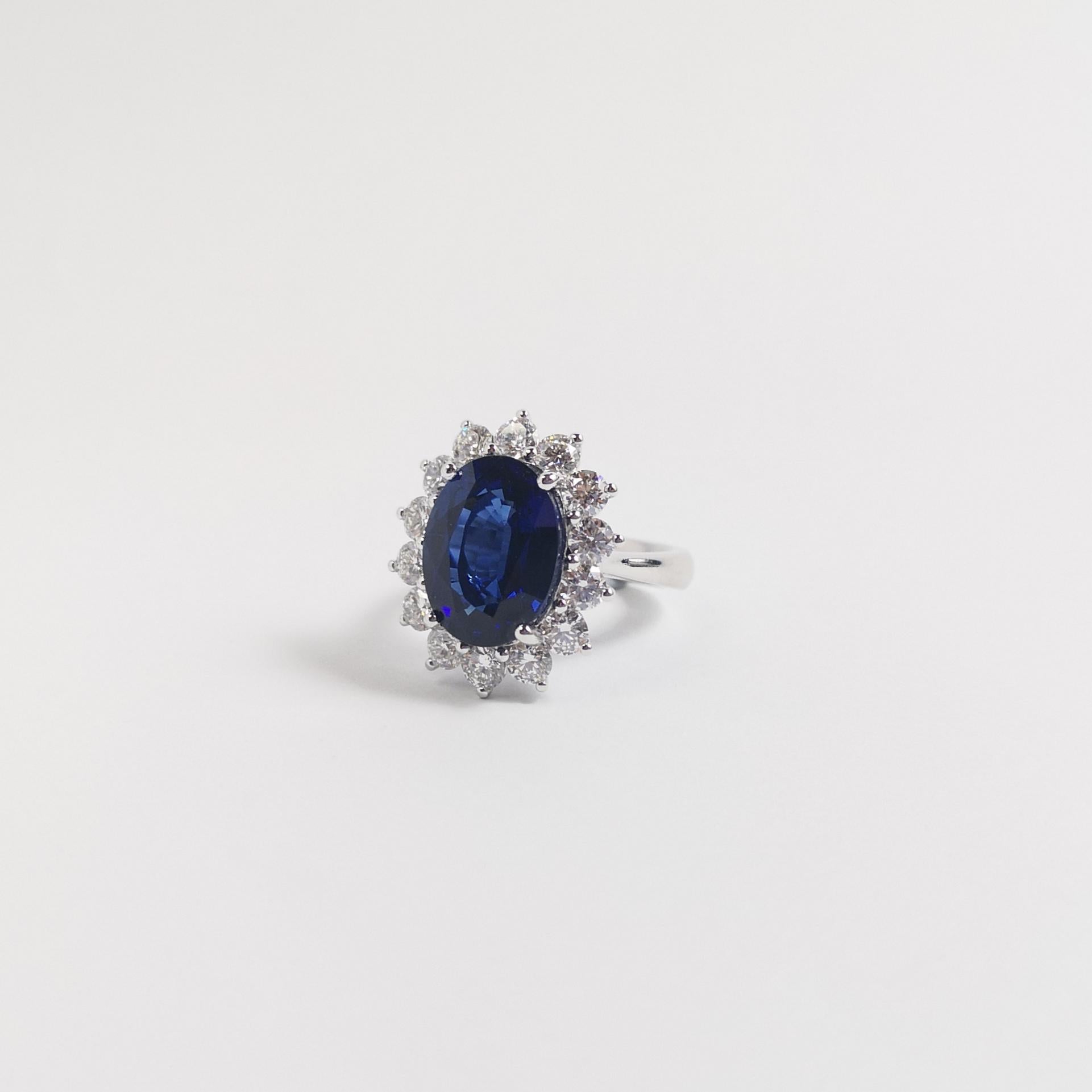 The Royal Diamond Sapphire with Diamond Ring set in Platinum 950 Settings (bague avec saphir bleu et diamant en platine 950) en vente 6