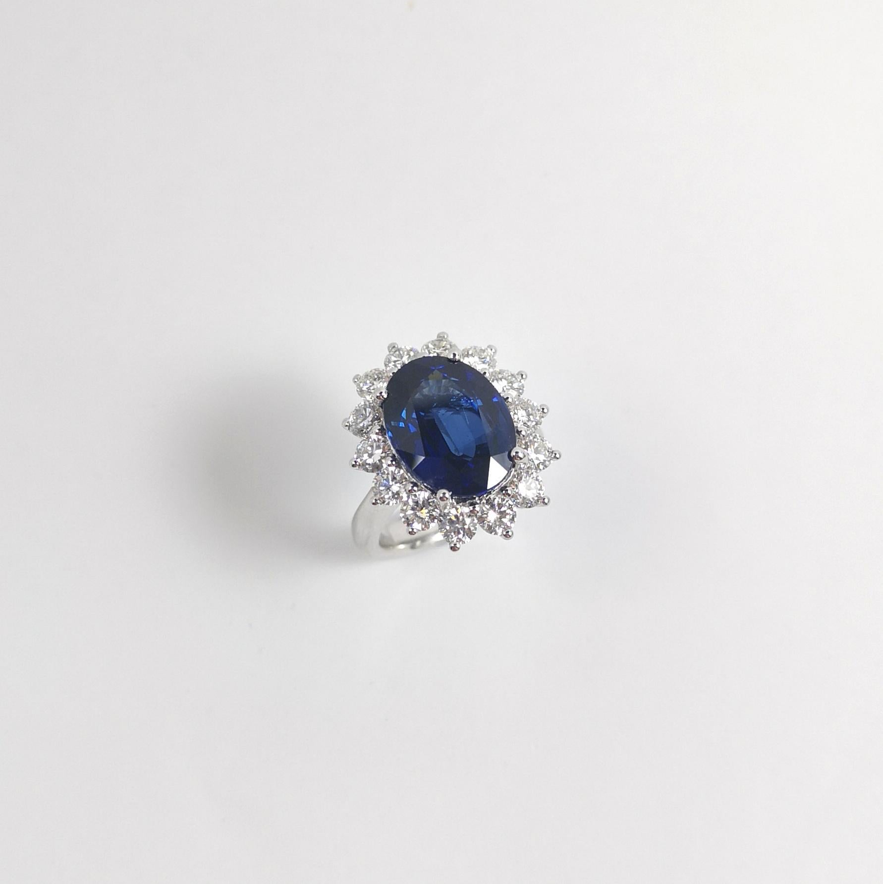 The Royal Diamond Sapphire with Diamond Ring set in Platinum 950 Settings (bague avec saphir bleu et diamant en platine 950) en vente 7