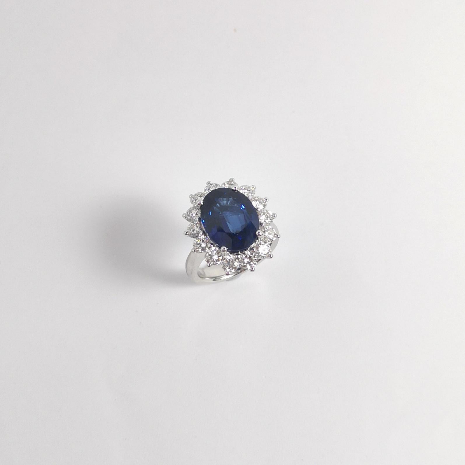 The Royal Diamond Sapphire with Diamond Ring set in Platinum 950 Settings (bague avec saphir bleu et diamant en platine 950) en vente 8