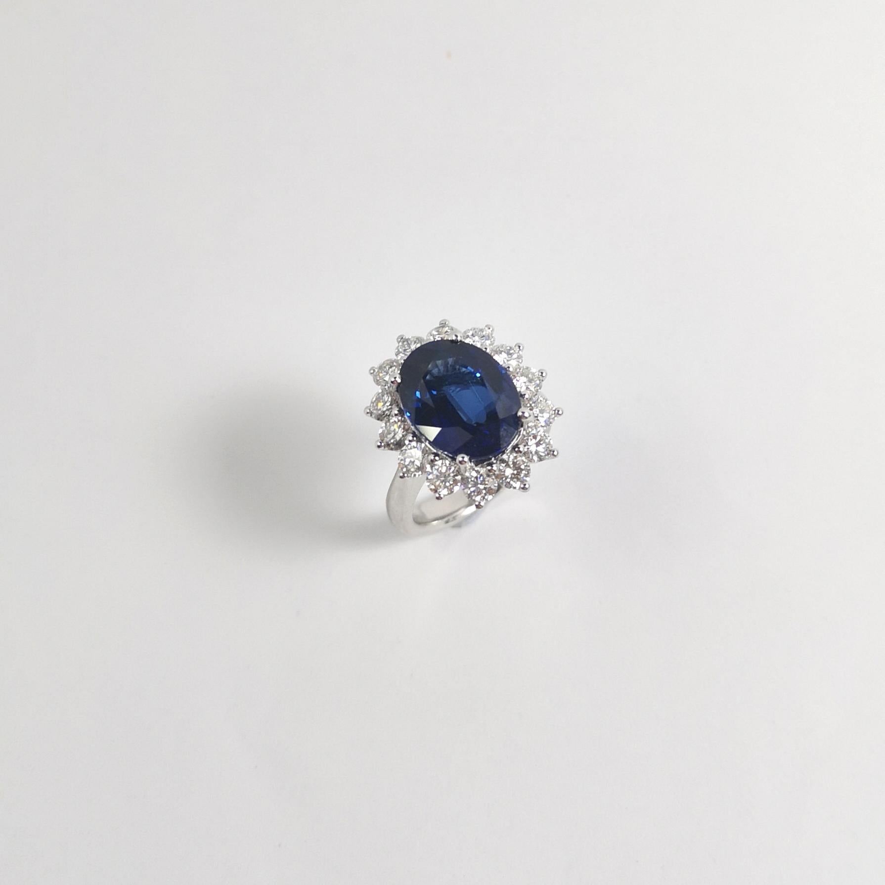 The Royal Diamond Sapphire with Diamond Ring set in Platinum 950 Settings (bague avec saphir bleu et diamant en platine 950) en vente 9