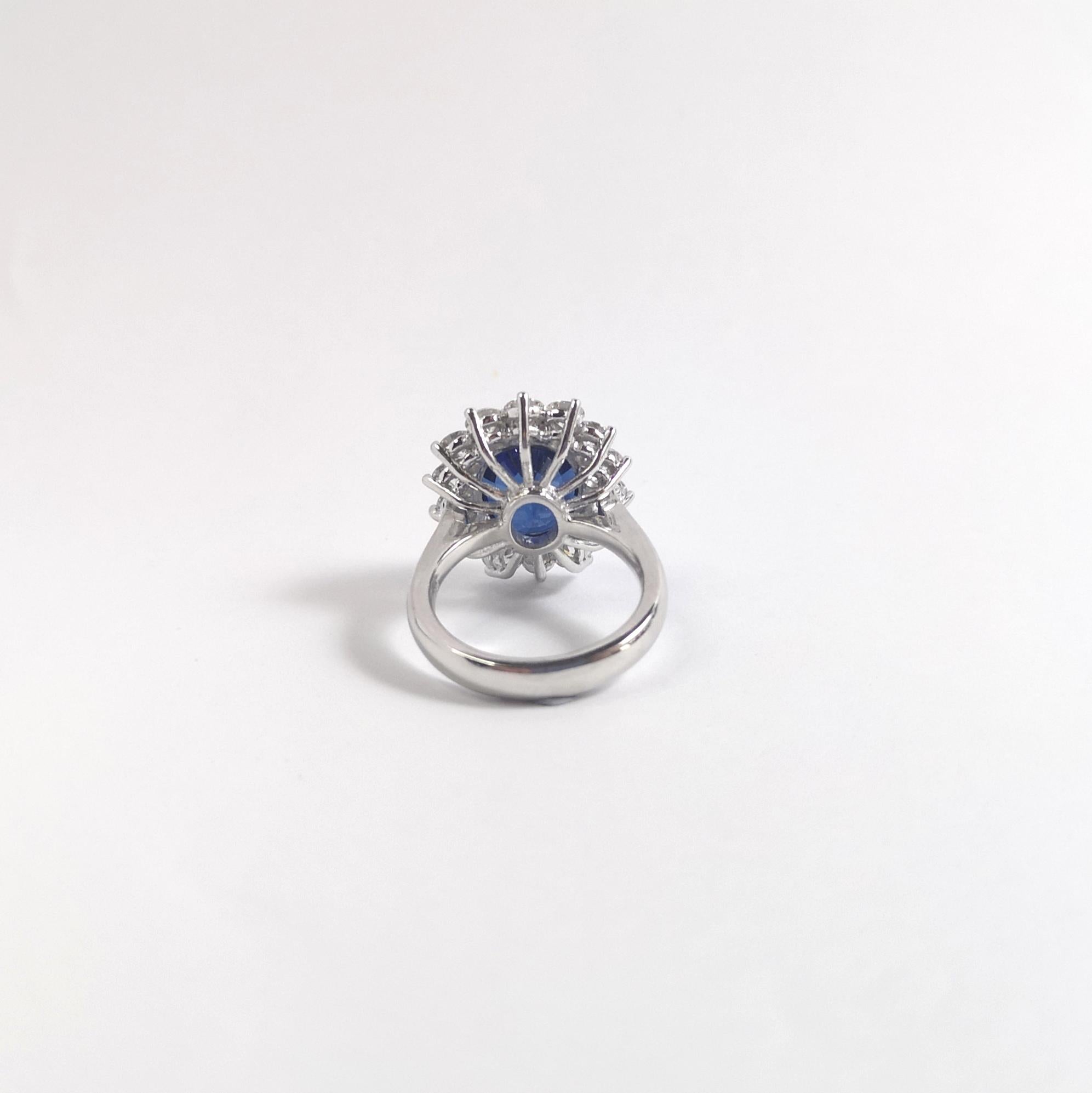 The Royal Diamond Sapphire with Diamond Ring set in Platinum 950 Settings (bague avec saphir bleu et diamant en platine 950) en vente 11