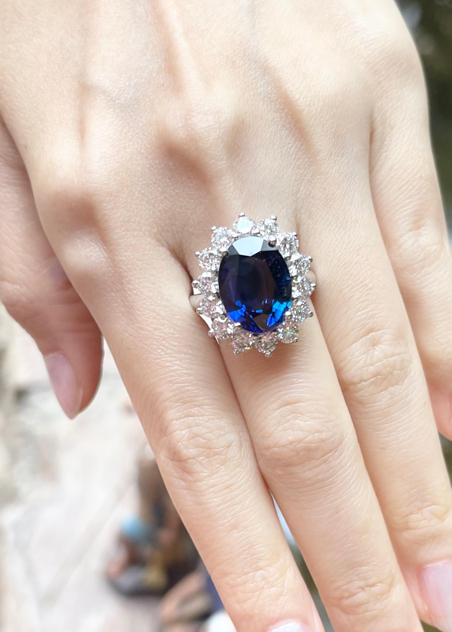 Taille ovale The Royal Diamond Sapphire with Diamond Ring set in Platinum 950 Settings (bague avec saphir bleu et diamant en platine 950) en vente