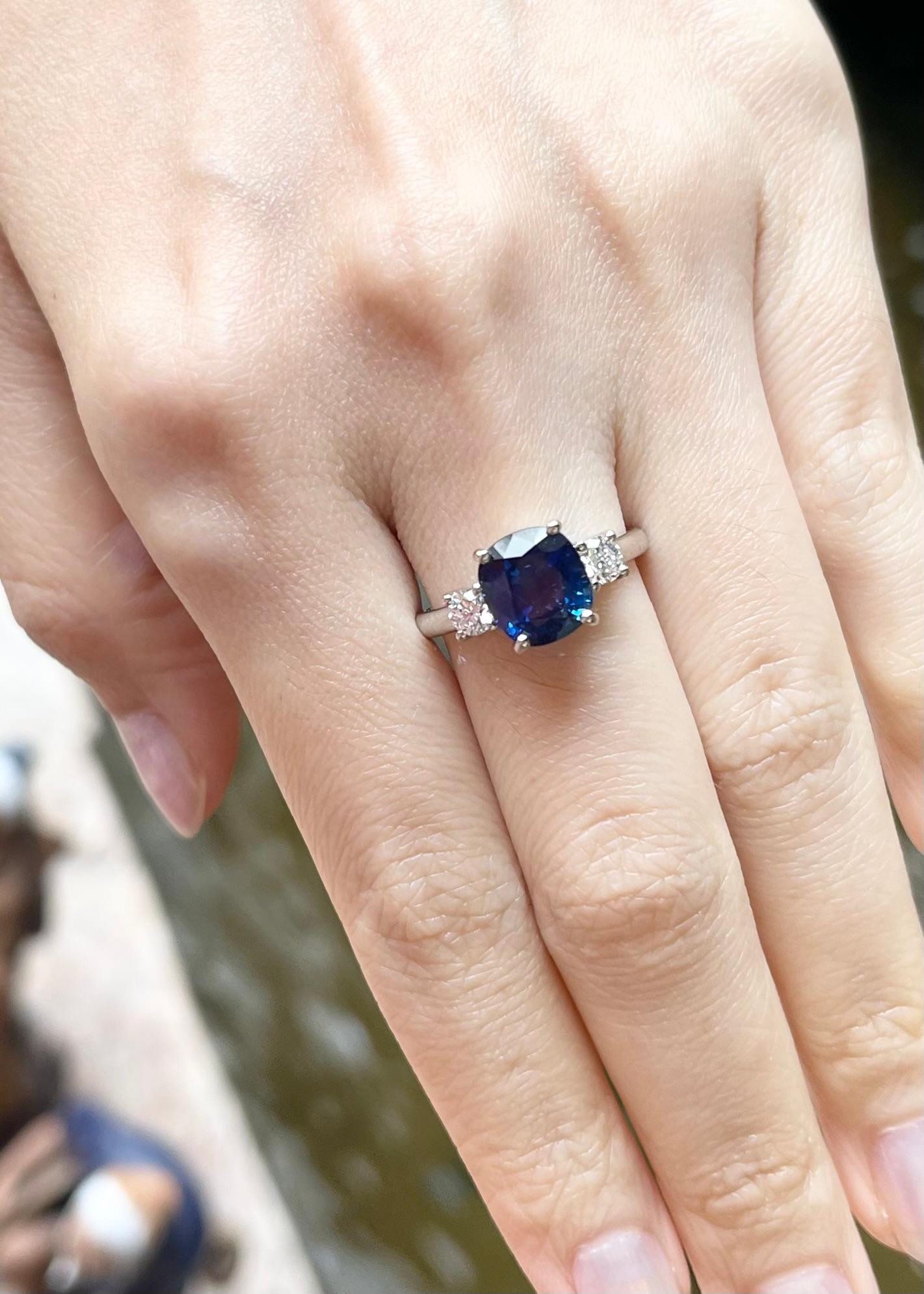 Royal Blue Sapphire with Diamond Ring set in Platinum 950 Settings In New Condition For Sale In Bangkok, TH