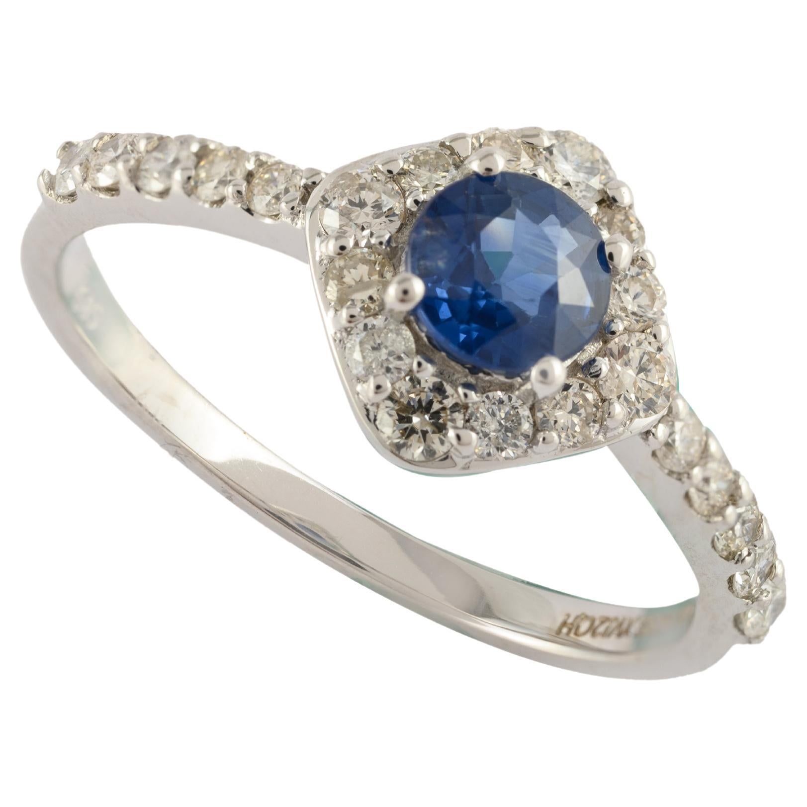 En vente :  Bague en or blanc 14 carats avec saphir bleu royal et halo de diamants, fabriquée en