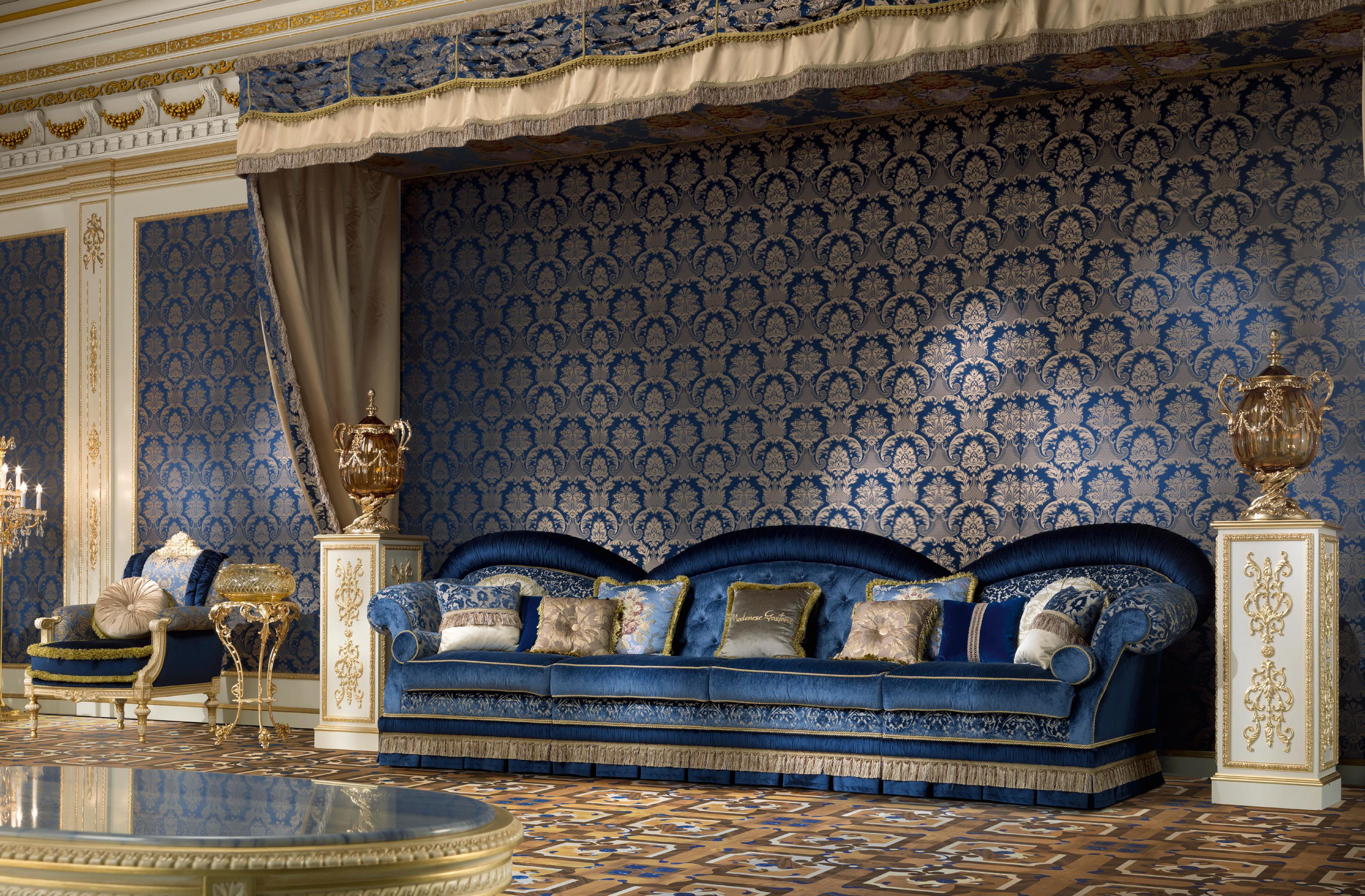 Baroque Canapé bleu royal en bois massif exclusif et capitonné de velours bleu en vente