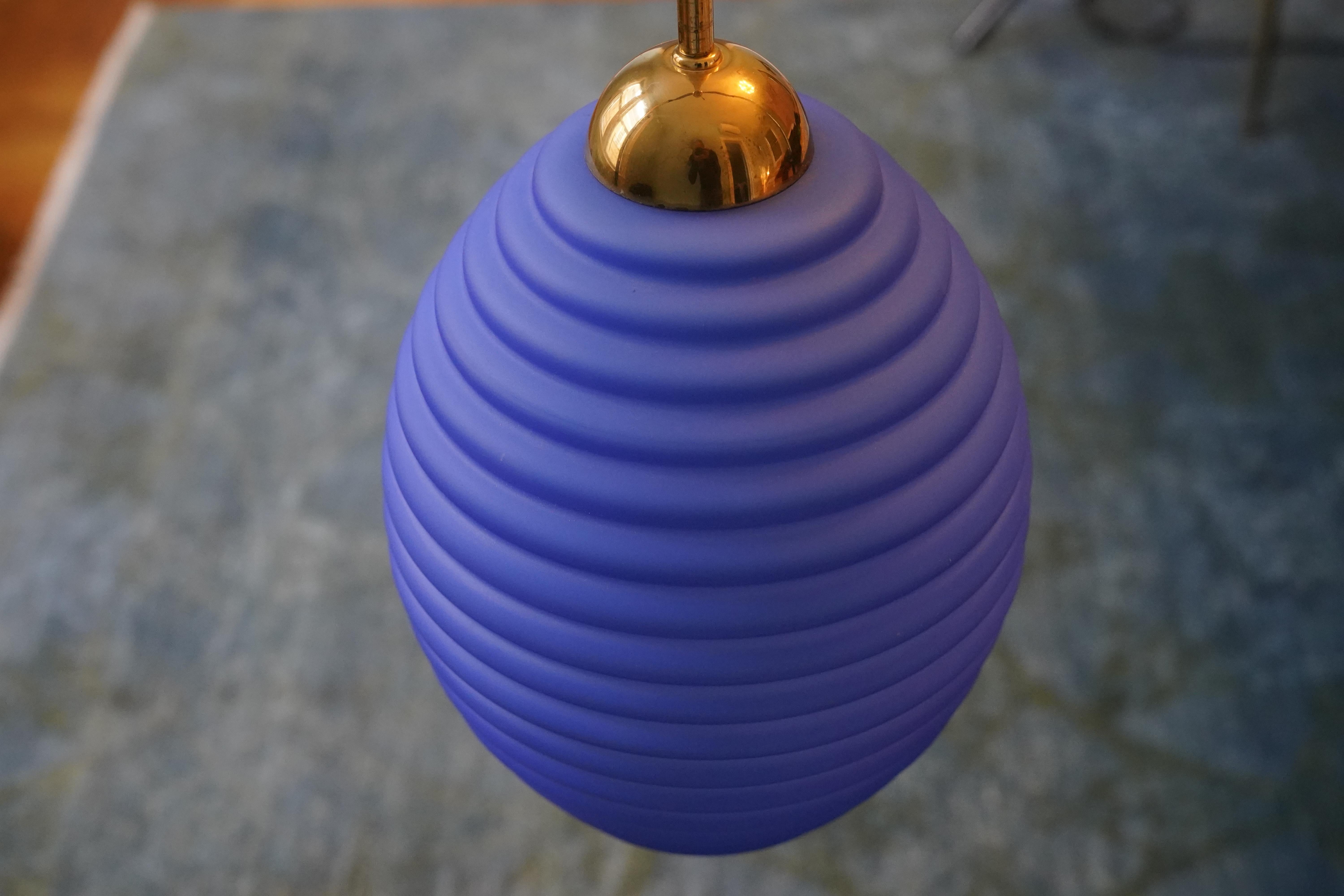 Lanterne suédoise en verre bleu royal, 1950 
Lumière descendante, Suède, années 1950.
La tige est en laiton et le couvercle est en laiton. L'abat-jour est un verre ovale bleu royal.
Recâblé pour les États-Unis 