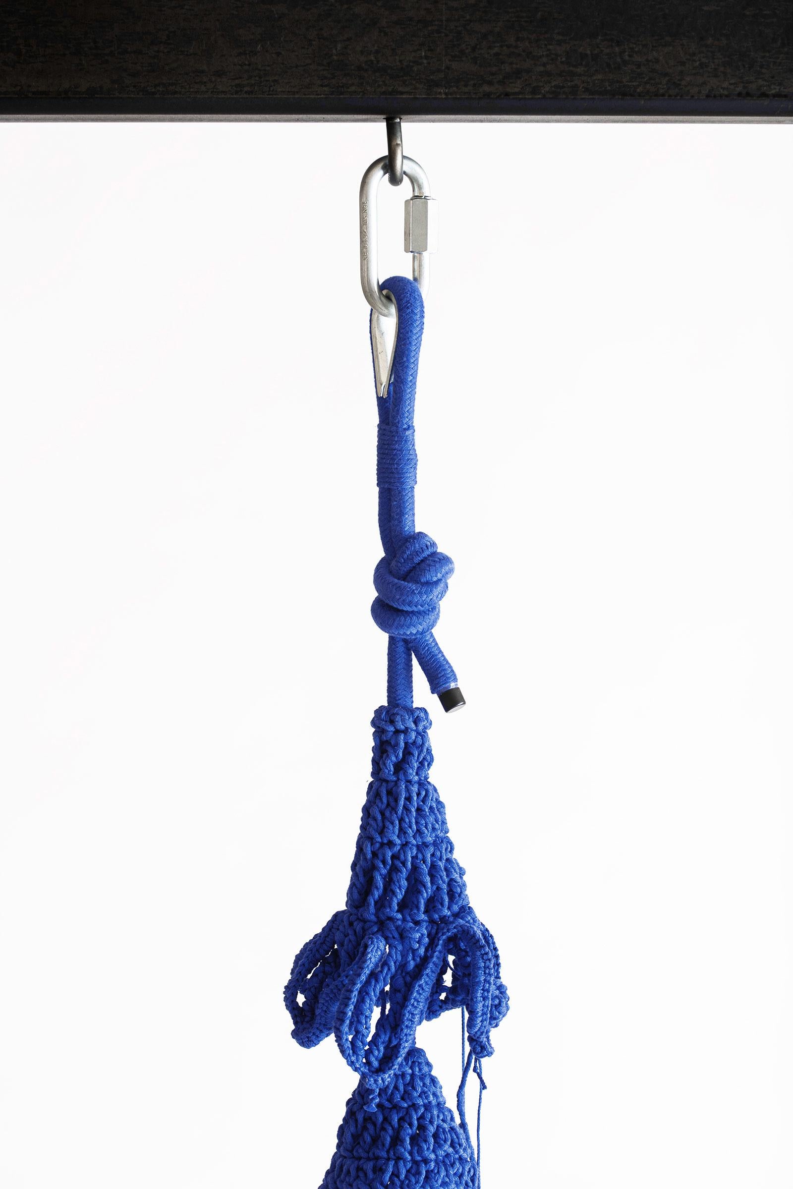 Königsblaues handgefertigtes Swing-Häkel mit Metallsitz im Zustand „Neu“ im Angebot in Tel Aviv, IL