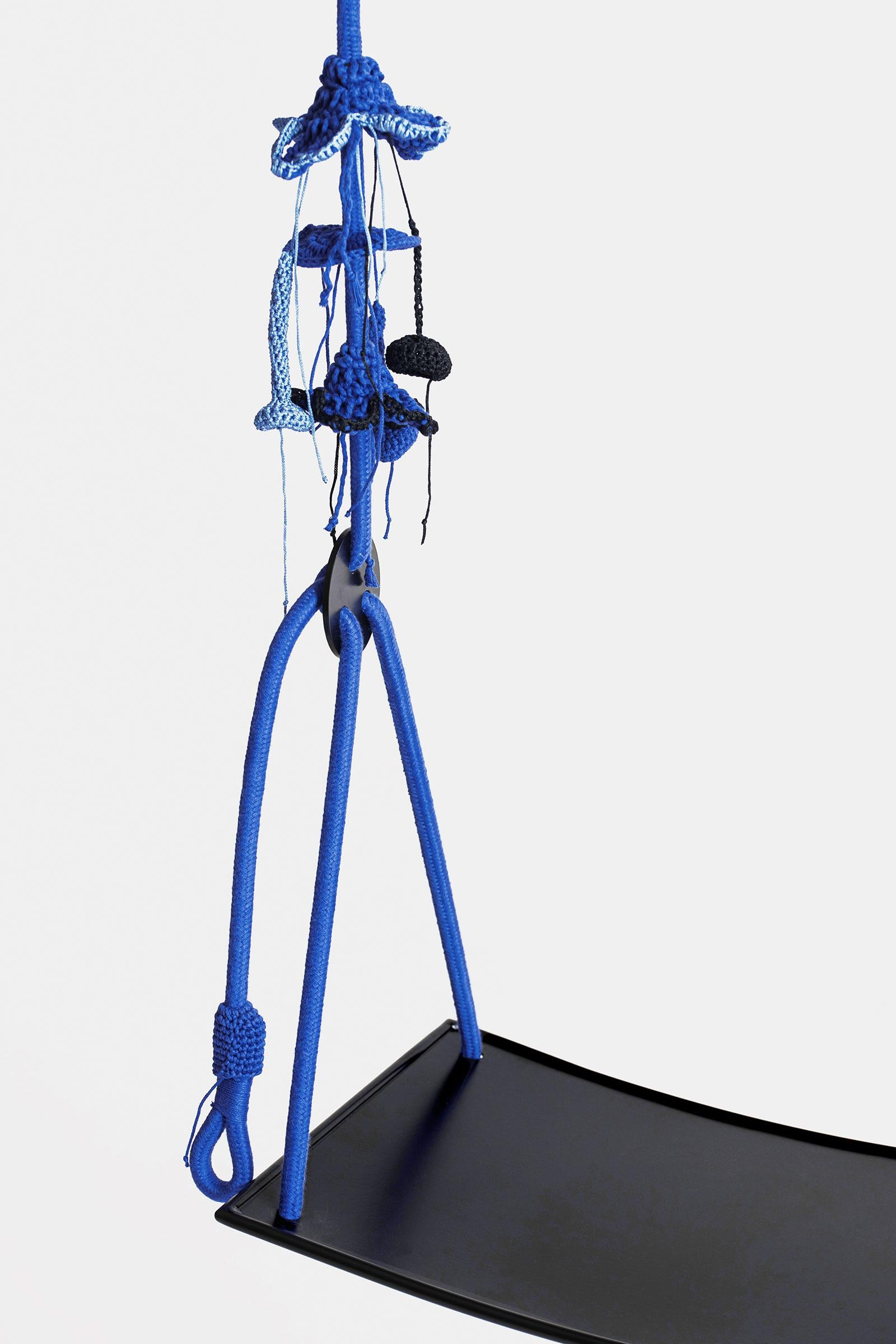 Königsblaues handgefertigtes Swing-Häkel mit Metallsitz (21. Jahrhundert und zeitgenössisch) im Angebot