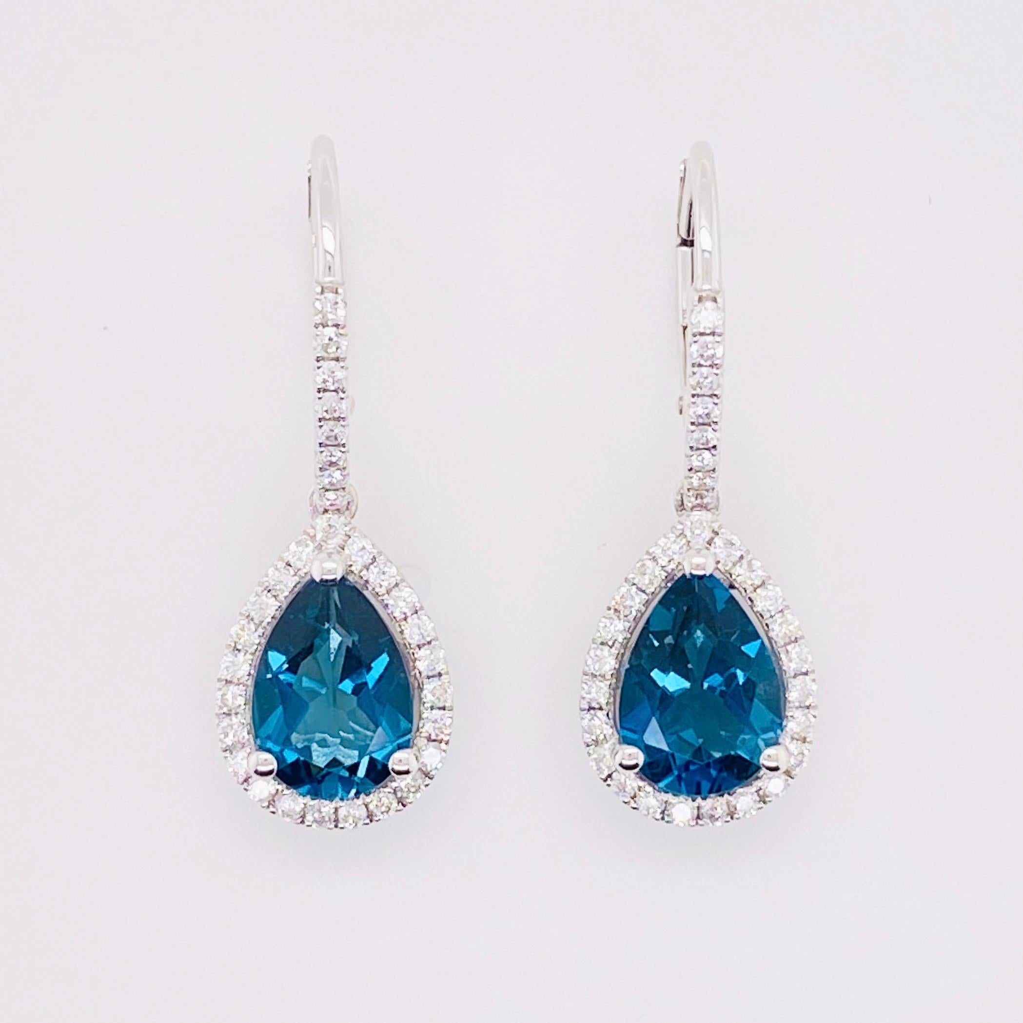 Royal Blue Topas und Diamant-Ohrringe aus 14 Karat Weißgold (Tropfenschliff)
