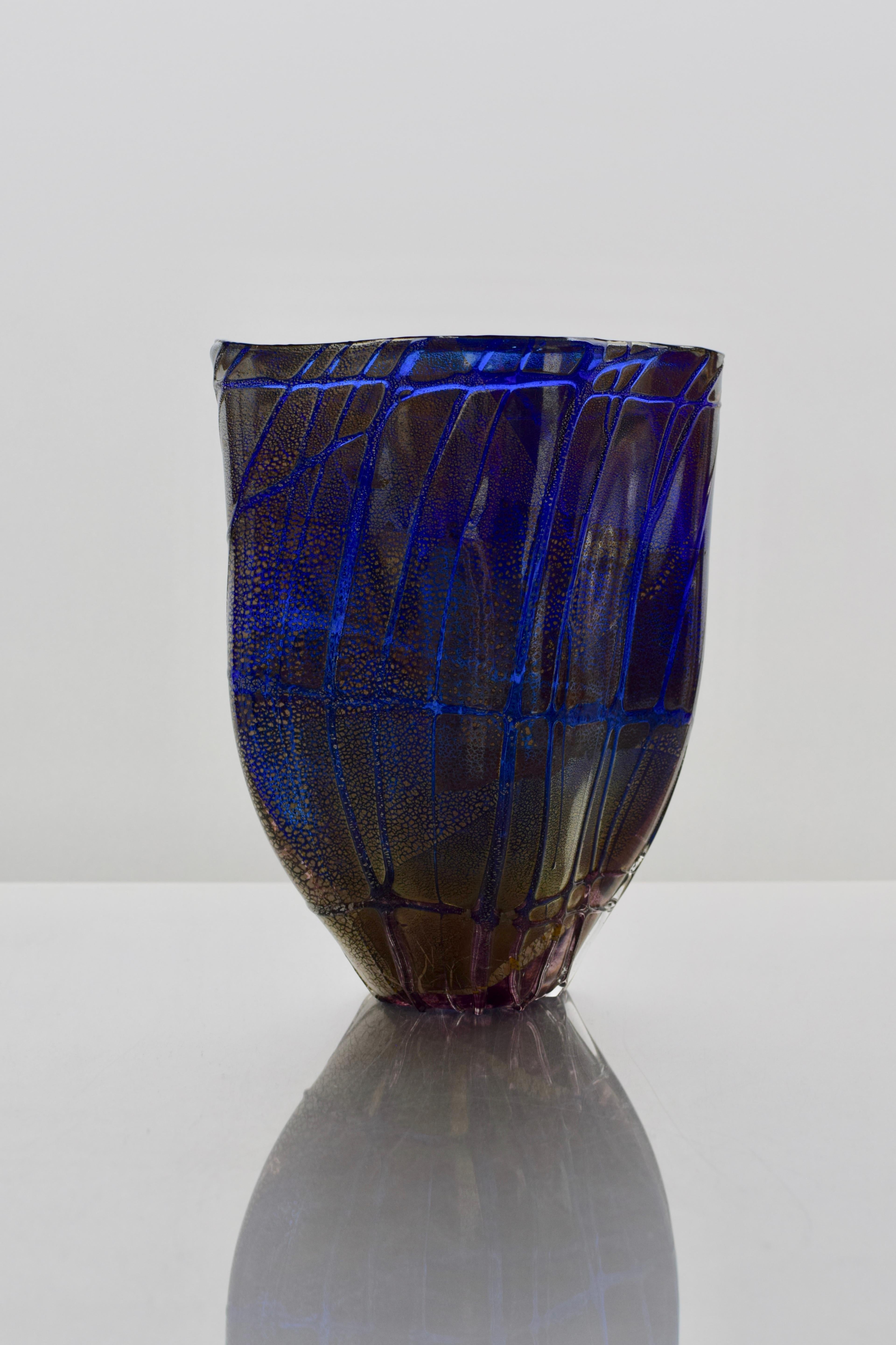 I vasi di vetro a strascico si sono evoluti negli ultimi 30 anni, ma l'idea di una superficie otticamente migliorata rimane la stessa. Una bolla di vetro colorata è ricoperta da una foglia di metallo: argento puro, rame o oro. Il vetro fuso