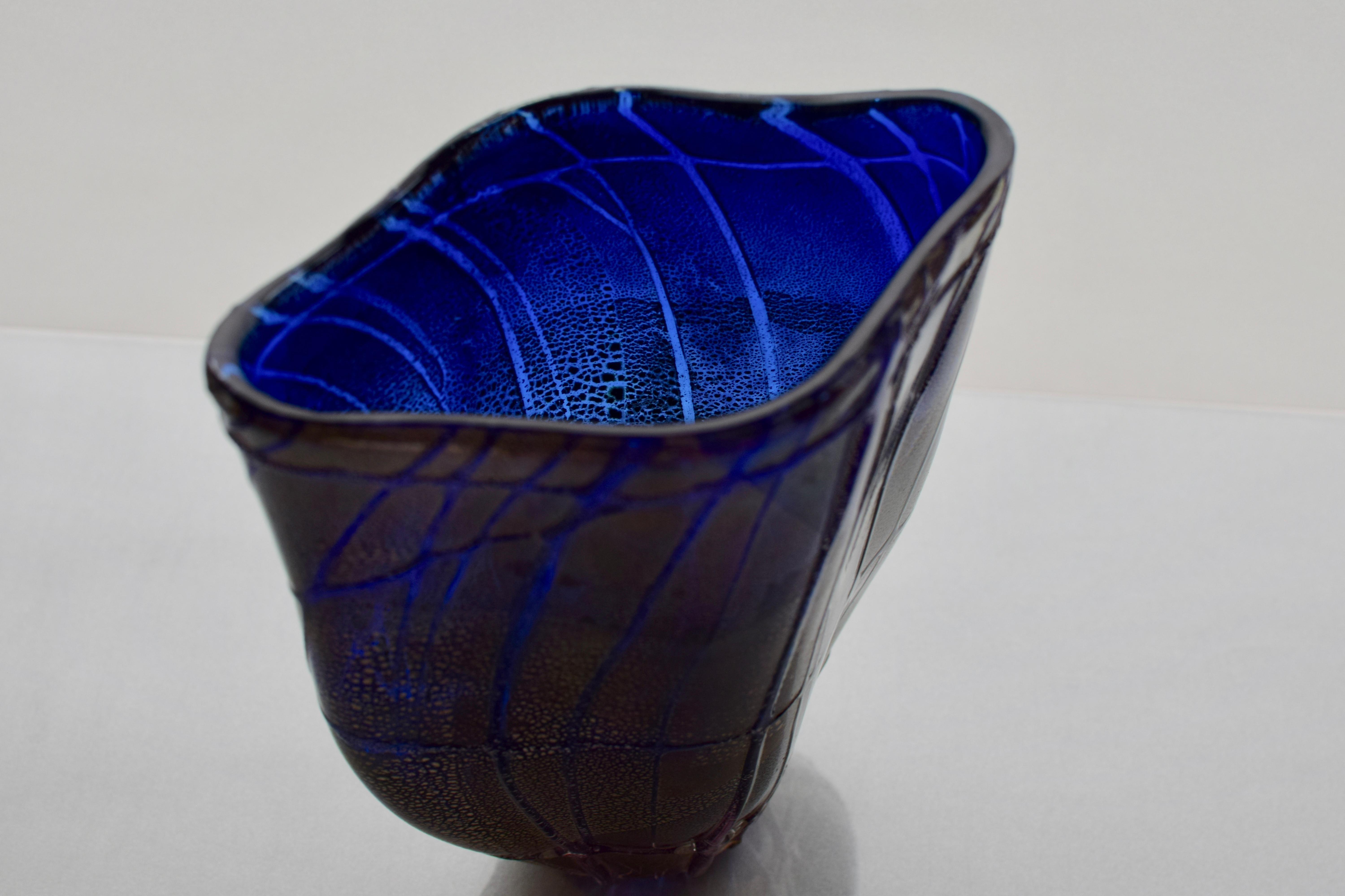 Organico moderno Vaso di vetro soffiato a strascico blu reale dell'artista del vetro James Carcass in vendita