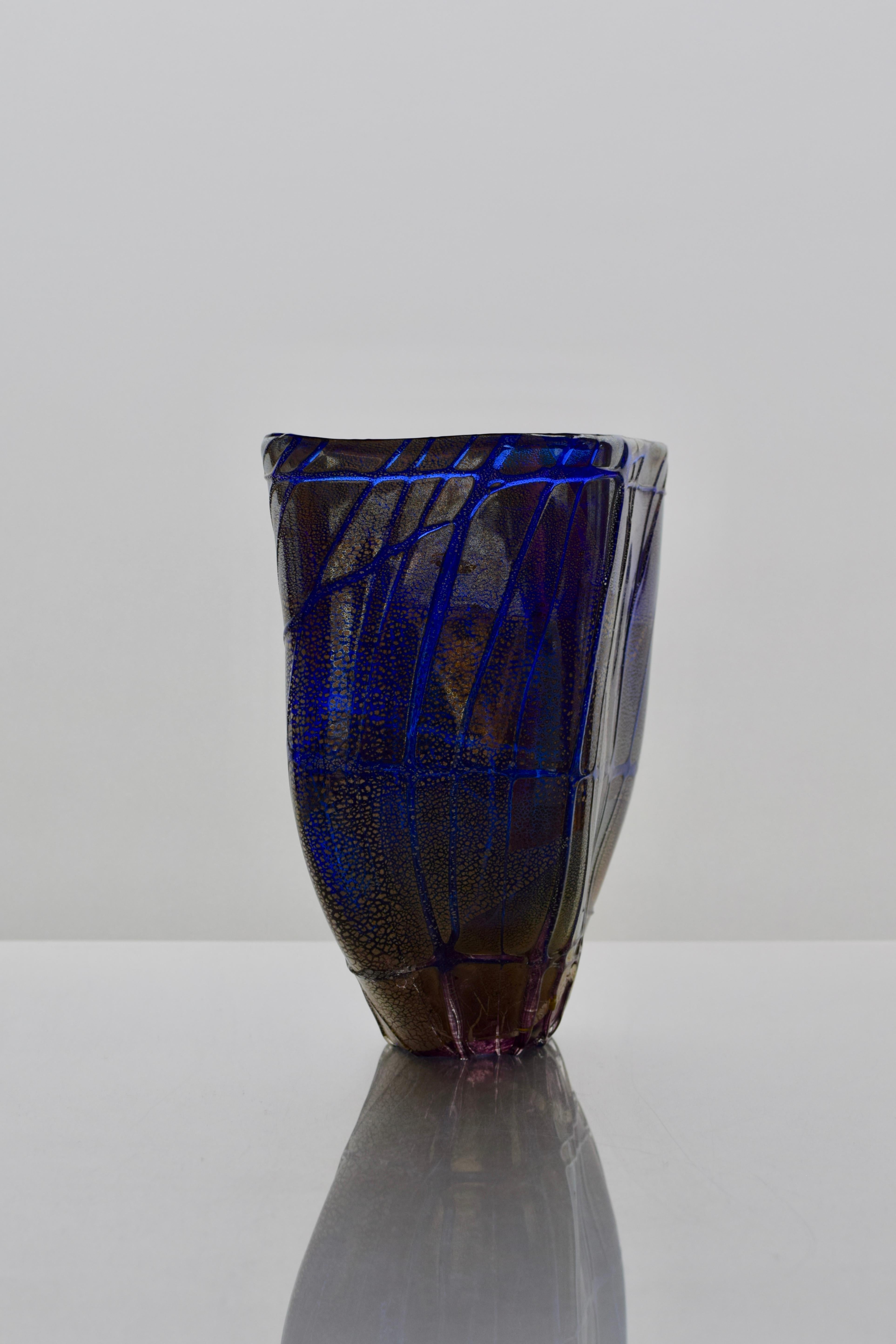 Ungherese Vaso di vetro soffiato a strascico blu reale dell'artista del vetro James Carcass in vendita