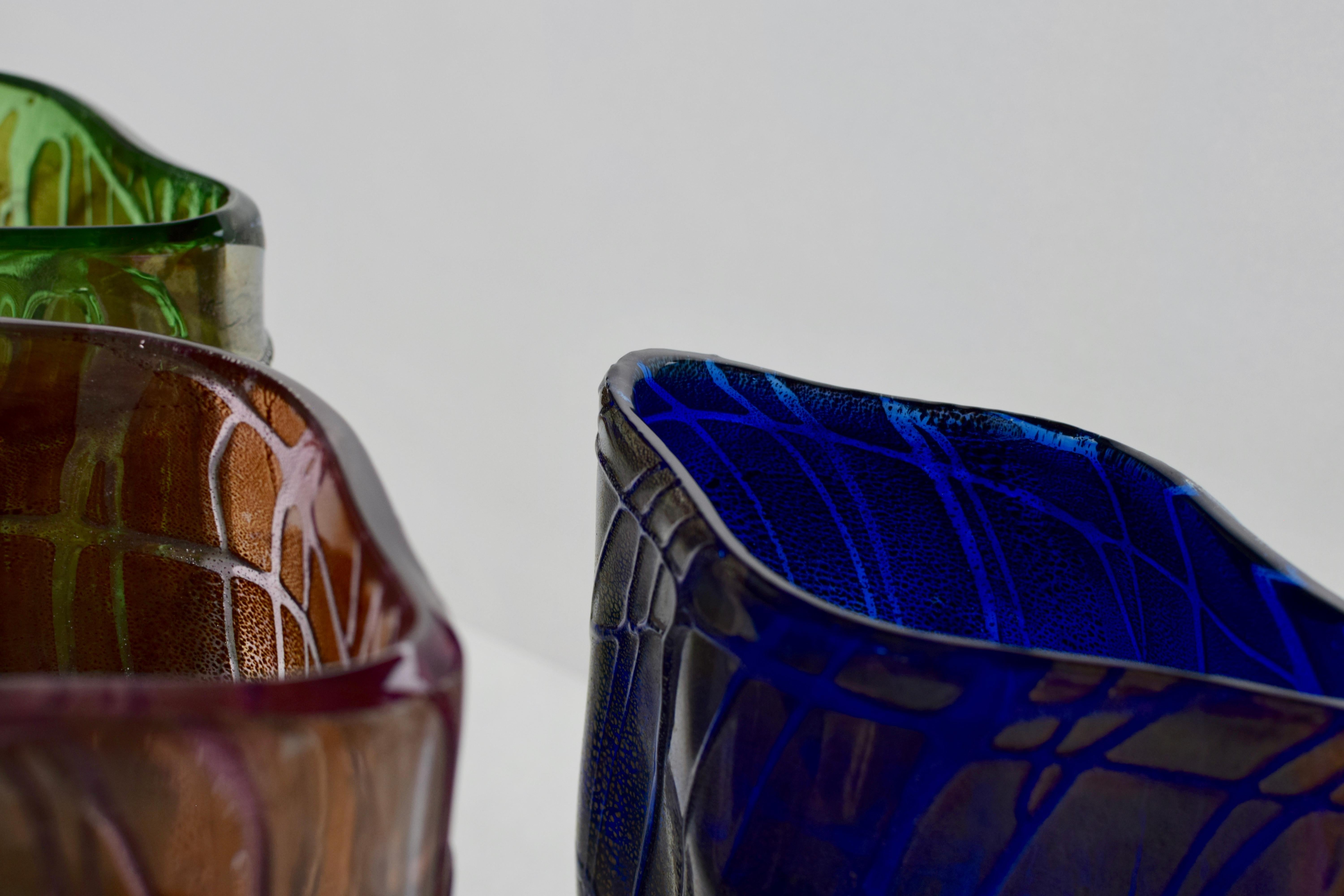 XXI secolo e contemporaneo Vaso di vetro soffiato a strascico blu reale dell'artista del vetro James Carcass in vendita