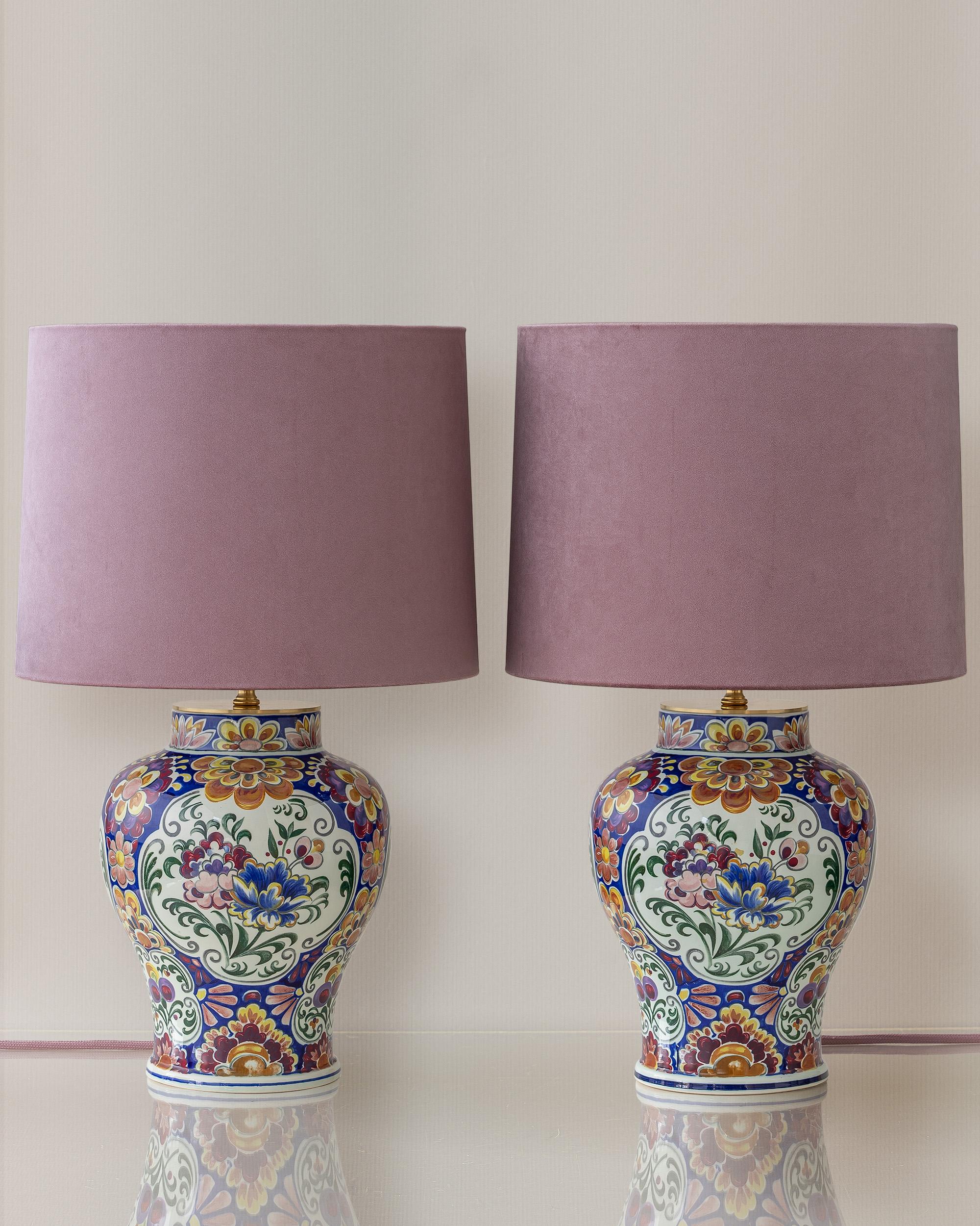 Estas lámparas de sobremesa, únicas en su especie, están hechas a mano por el Estudio Amitābha de Ámsterdam a partir de un par de jarrones vintage Royal Delft Polychrome (circa 1968-1975), y celebran la rica tradición de la loza europea con un