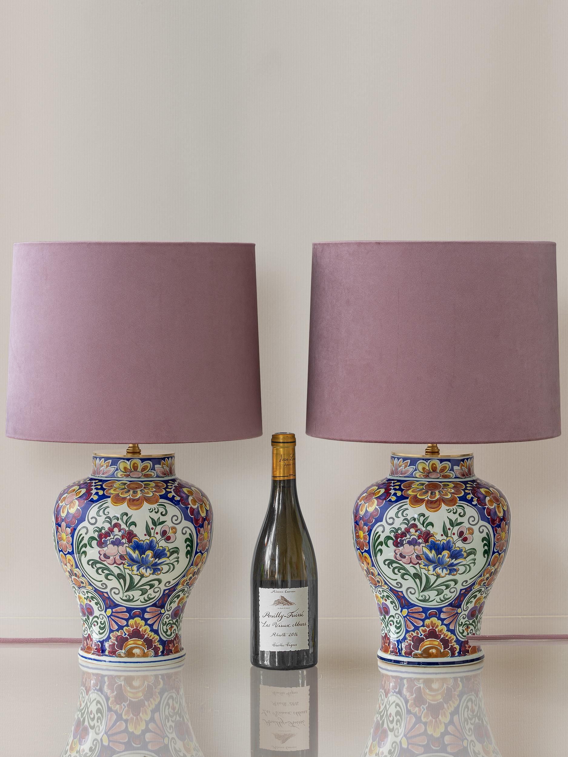 Lámparas de mesa Royal Boch Delft policromadas (c 1968-1975) Pantallas de terciopelo lavanda Chinoiserie en venta