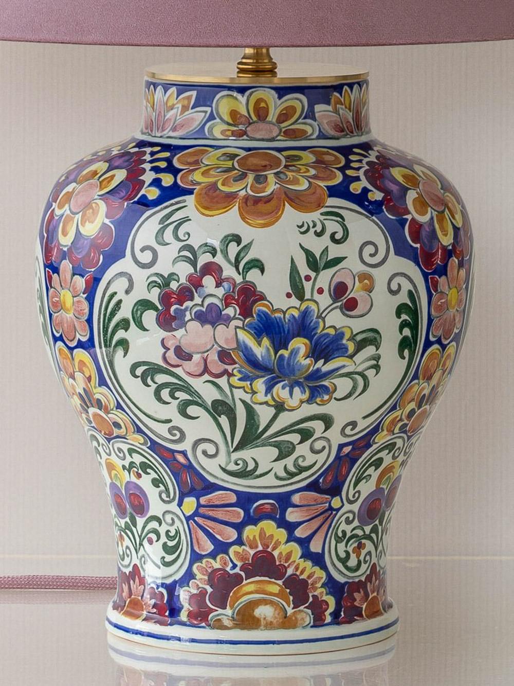 Lámparas de mesa Royal Boch Delft policromadas (c 1968-1975) Pantallas de terciopelo lavanda Belga en venta