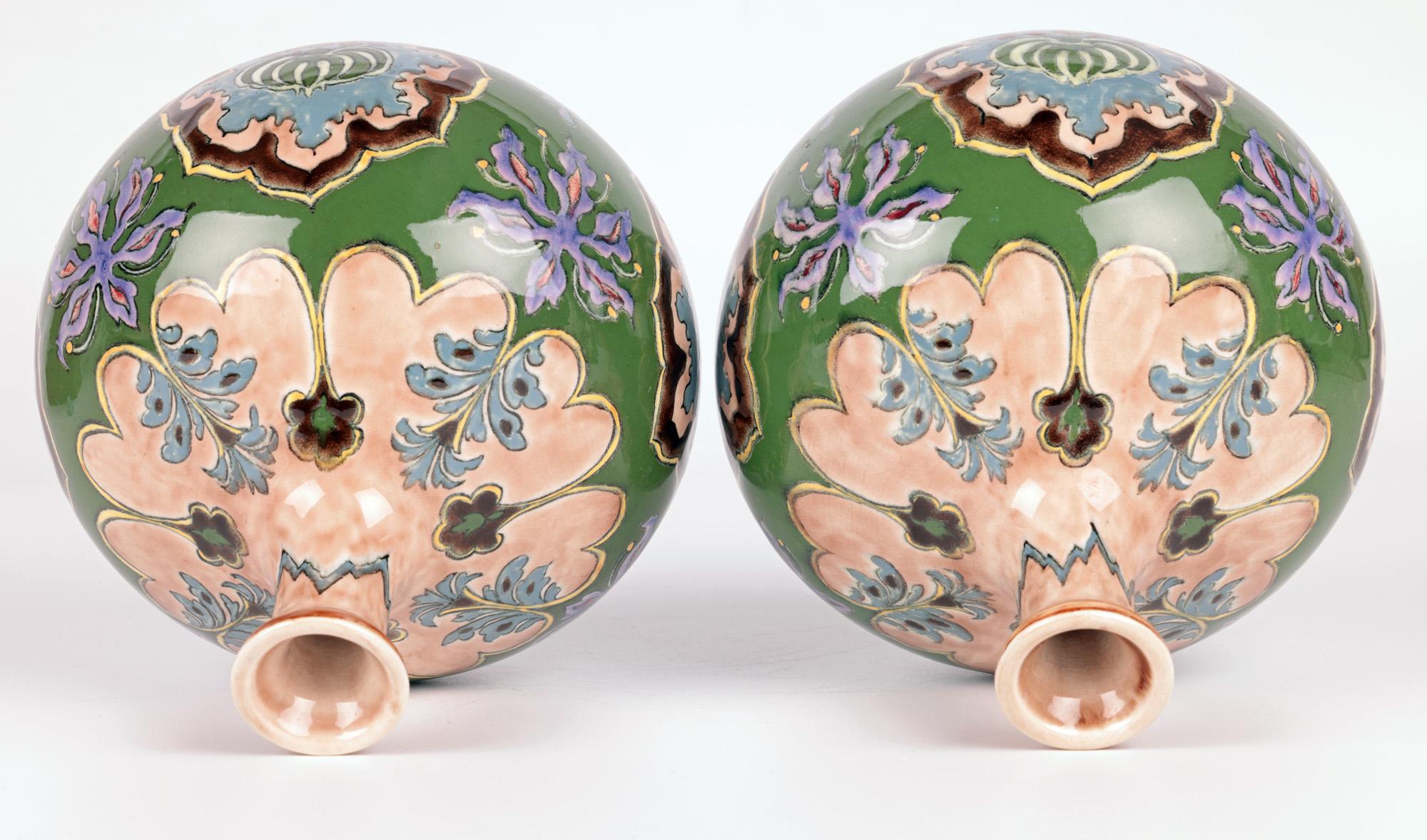 Paire de vases en poterie florale peints à la main Royal Bonn Art Nouveau  en vente 5