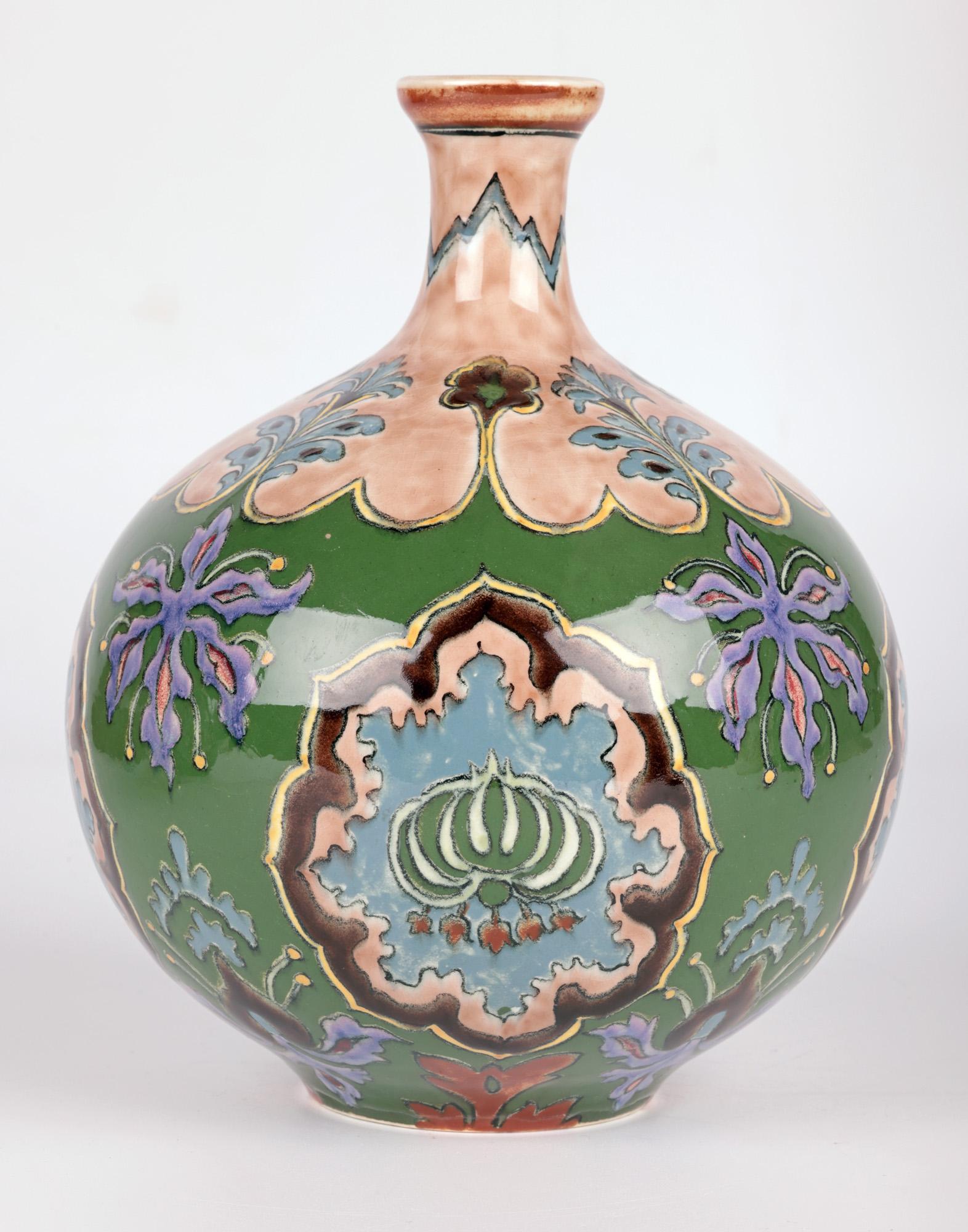 Royal Bonn Jugendstil Paar handgemalte florale Keramikvasen  (Frühes 20. Jahrhundert) im Angebot