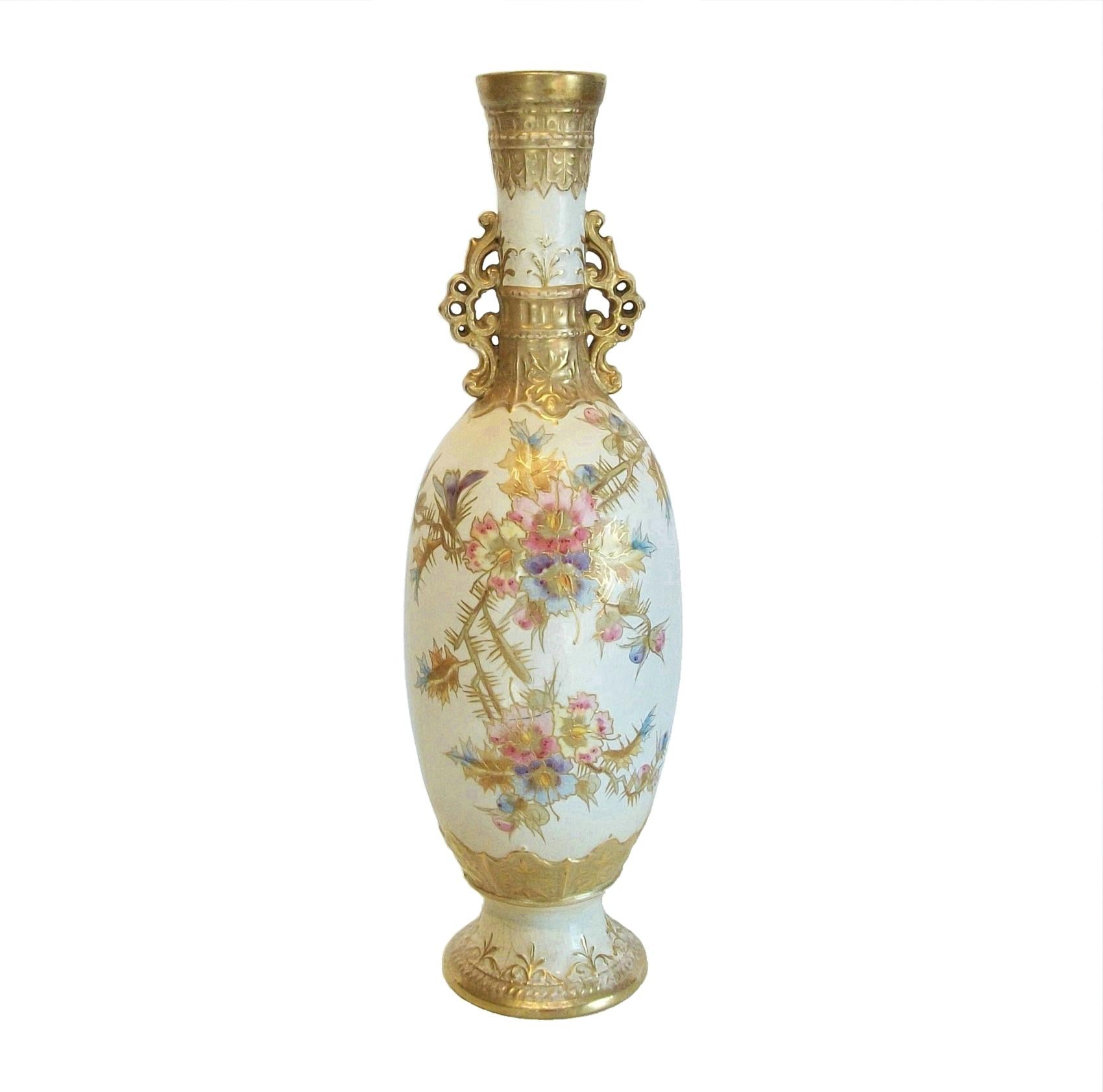 ROYAL BONN - FRANZ ANTON MEHLEM - Vase Art Nouveau peint à la main et doré - présentant des branches de fleurs roses et violettes avec des épines à l'avant et à l'arrière (probablement des coings en fleurs) - le tout sur un fond crème avec dorure