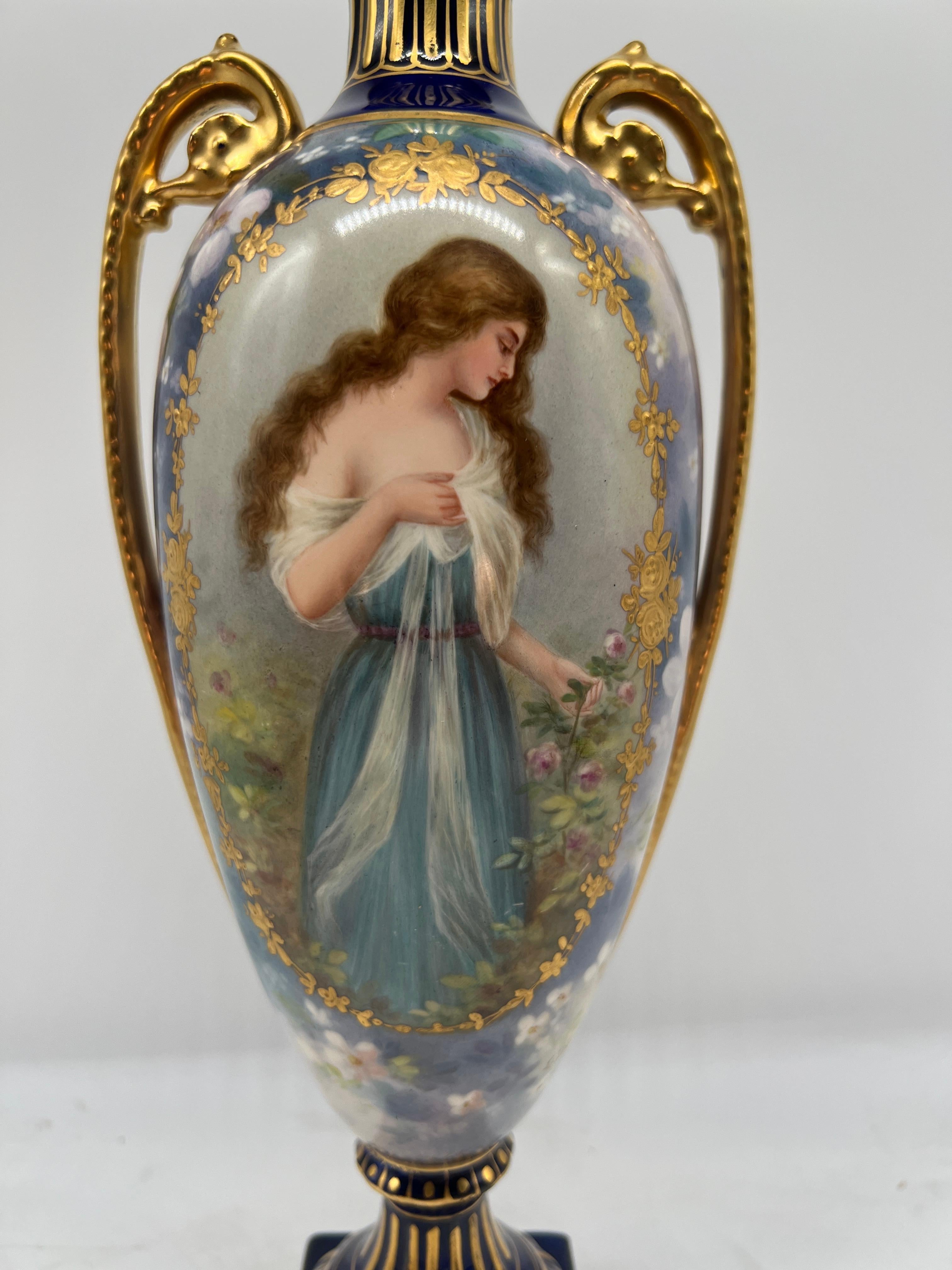 Tedesco Royal Bonn Lovely Lady Vaso con piedistallo in porcellana cobalto e dorata firmato J. Duren in vendita