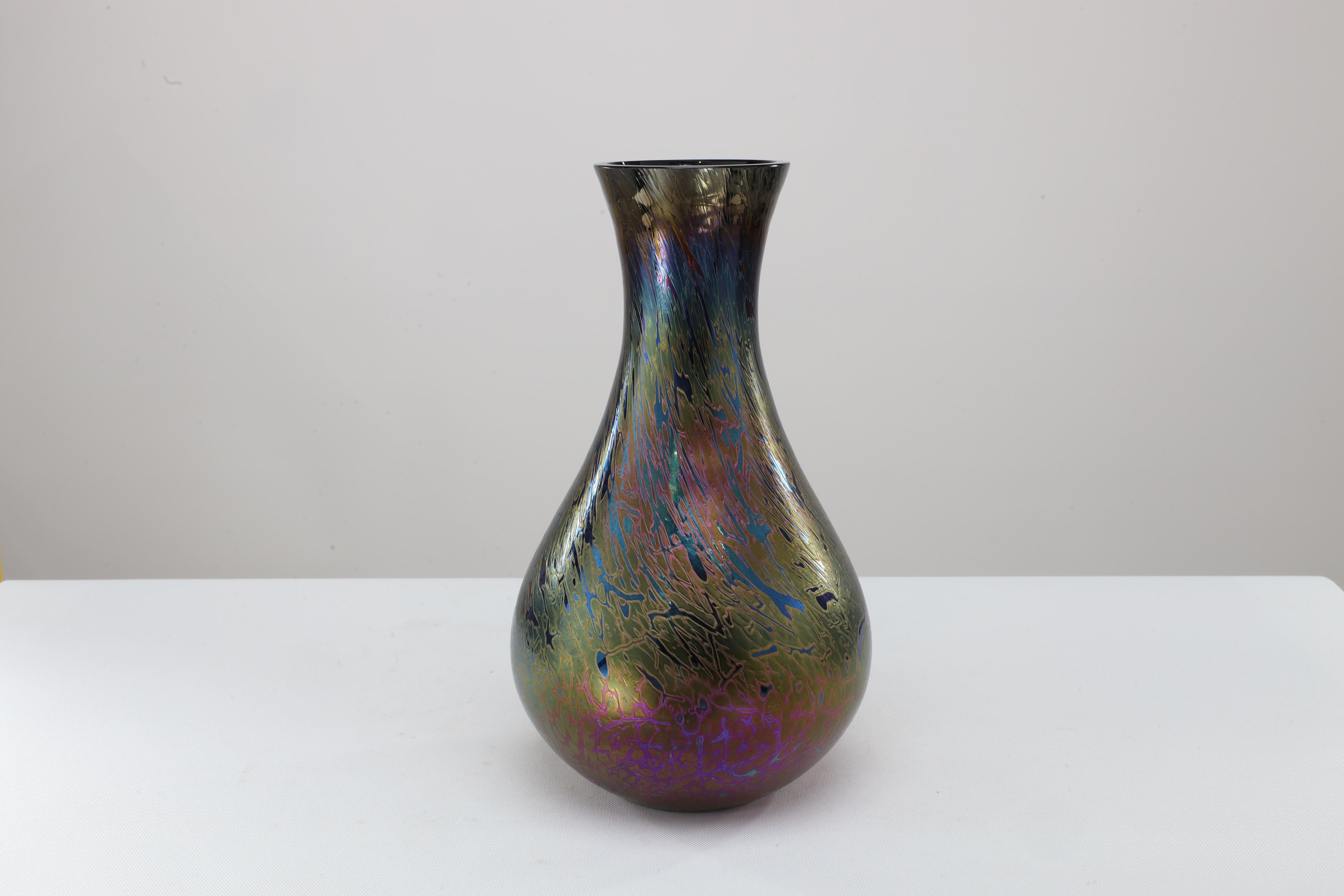 Royal Brierley Studio. Eine farbenfrohe, schillernde Vase aus Kunstglas.