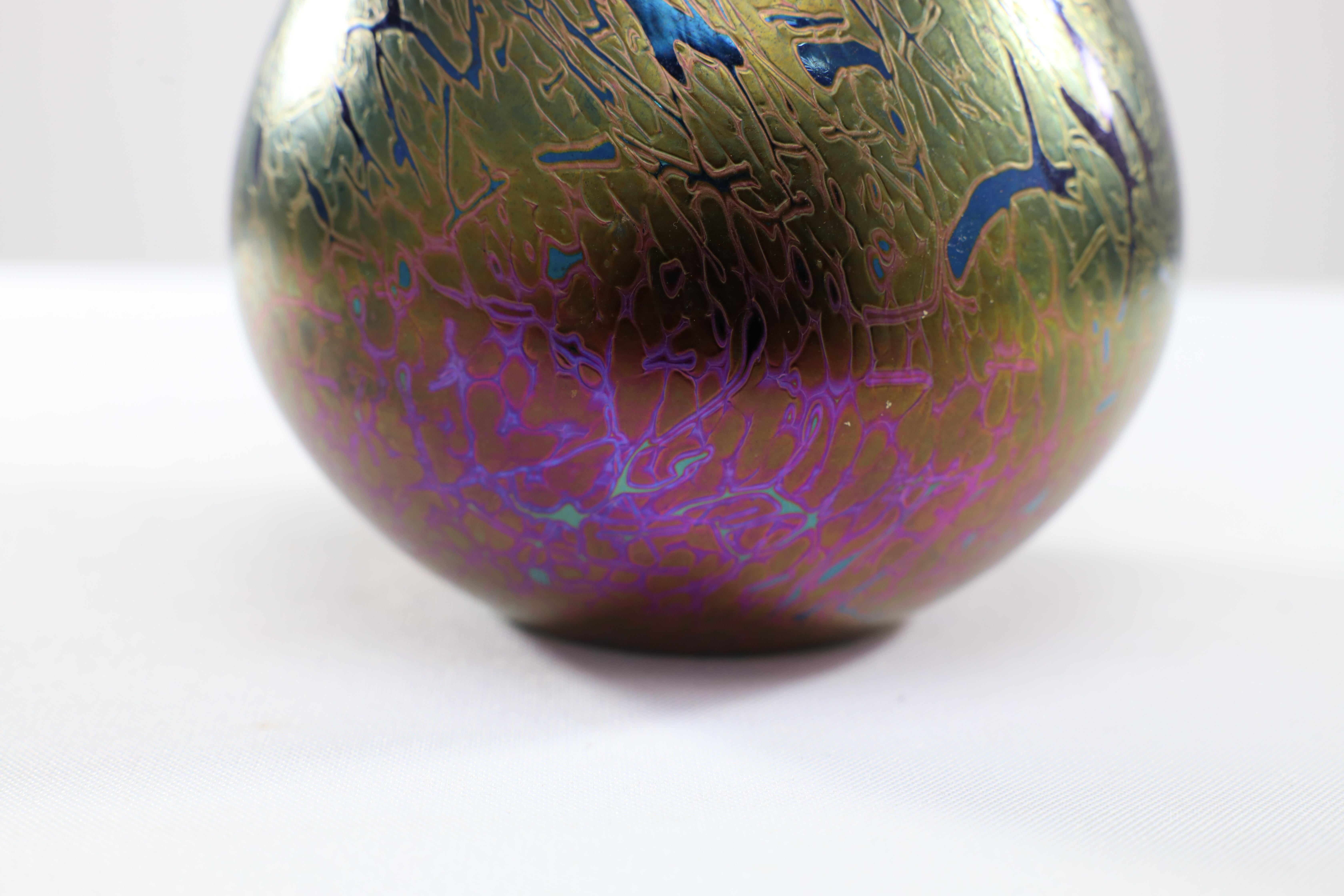 Royal Brierley Studio. Eine farbenfrohe, irisierende Vase aus Kunstglas im Angebot 1