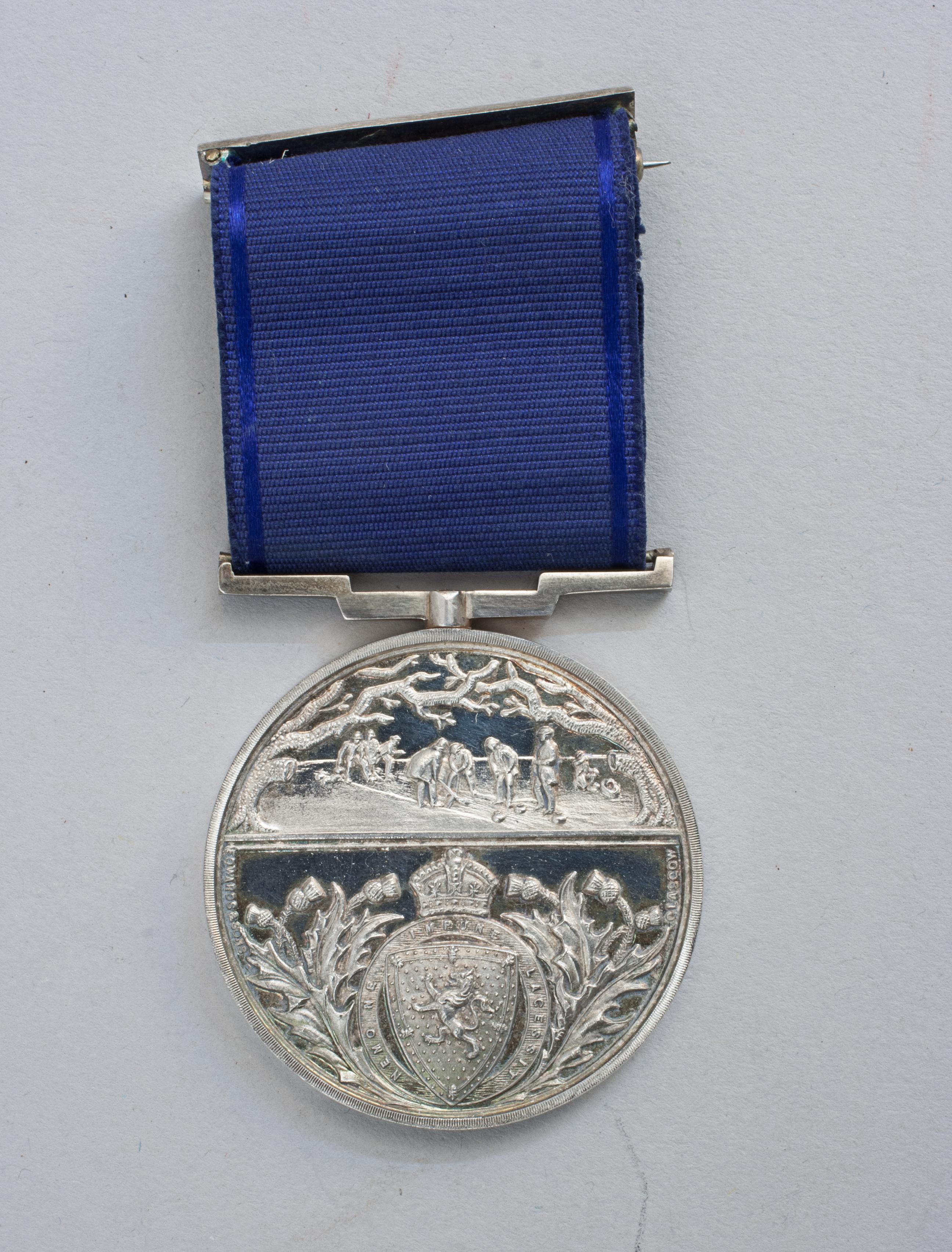 Royal Caledonian Curling Club Medal In Good Condition For Sale In Oxfordshire, GB