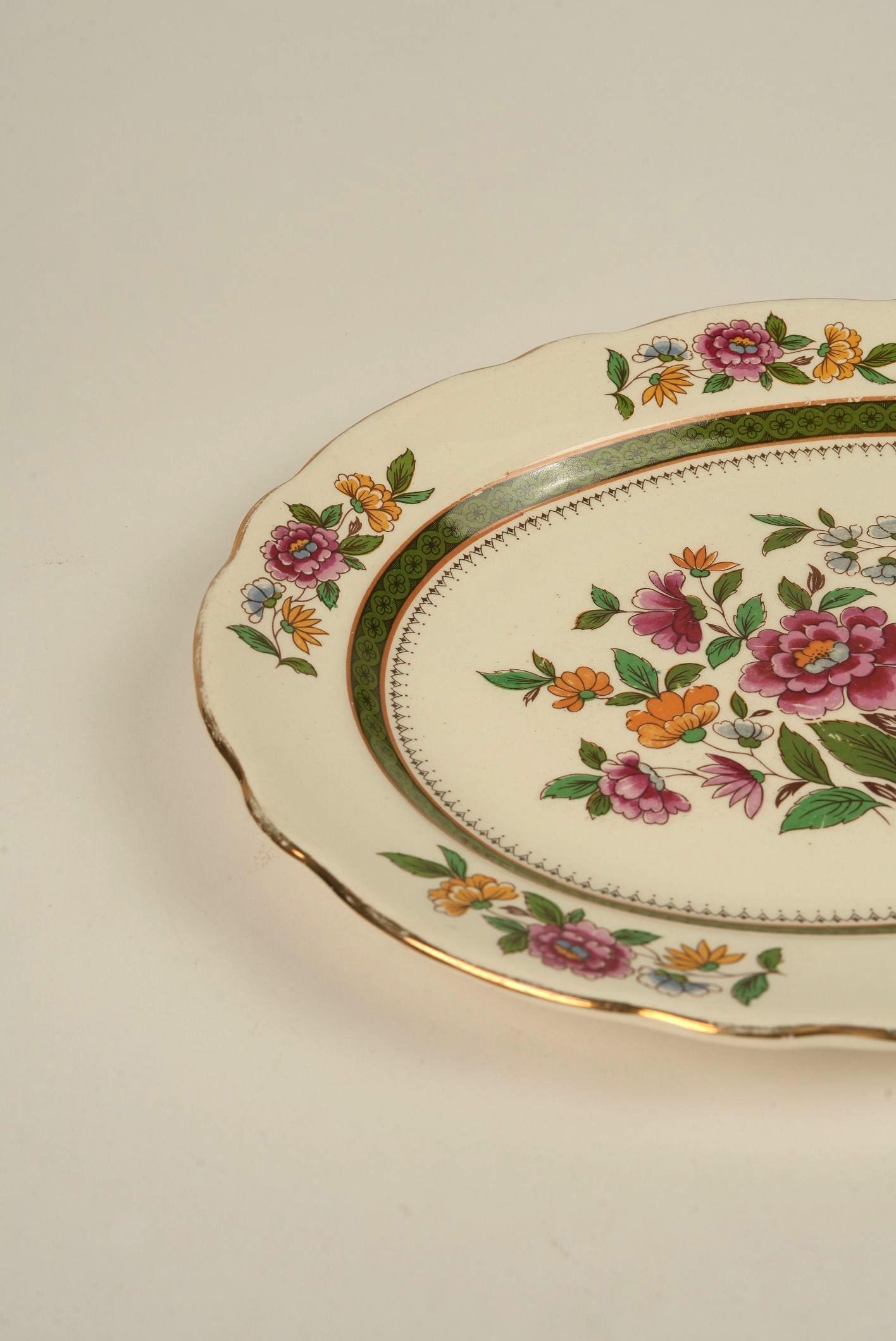 Royal Cauldon 'Ludlow' Handbemalte geblümte Platte (Tonware) im Angebot