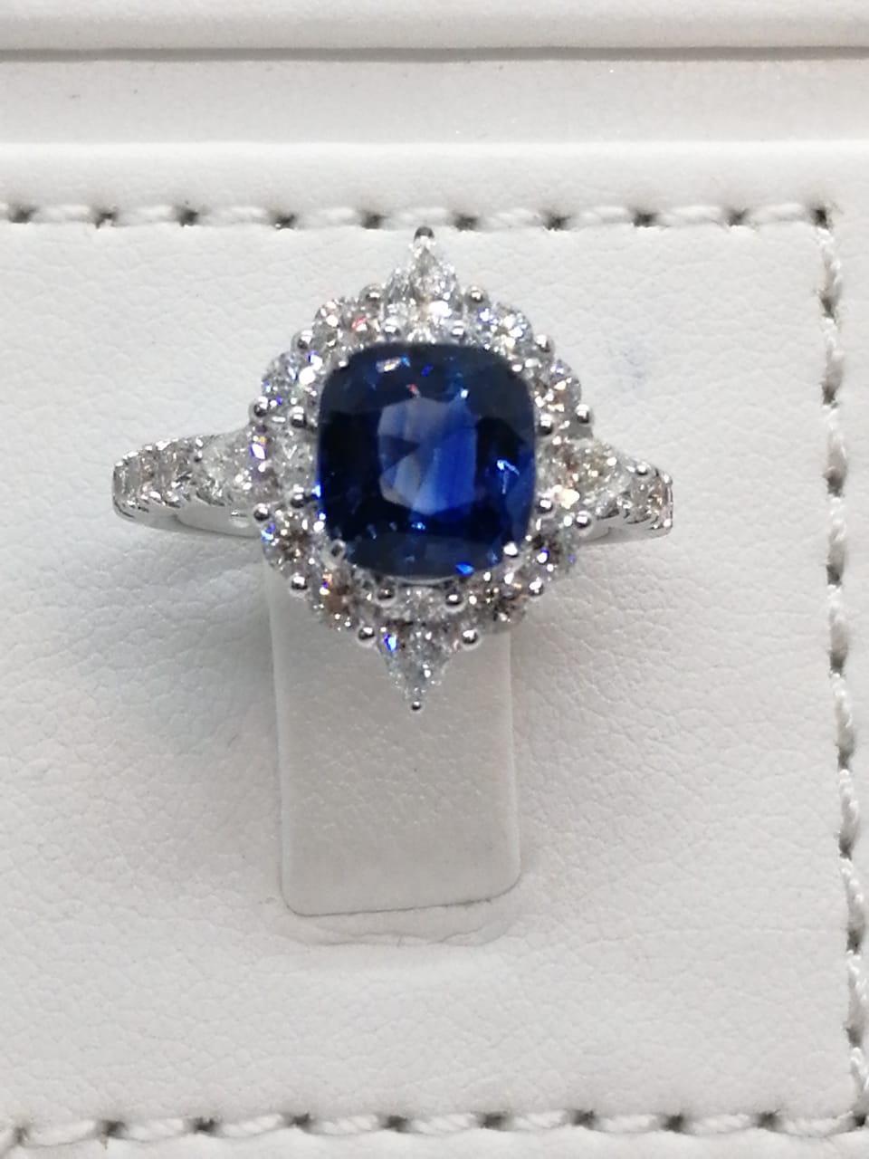 Royal Ceylon Blue Sapphire Ring Set in 18 Karat White Gold and VS/G Diamonds For Sale 1