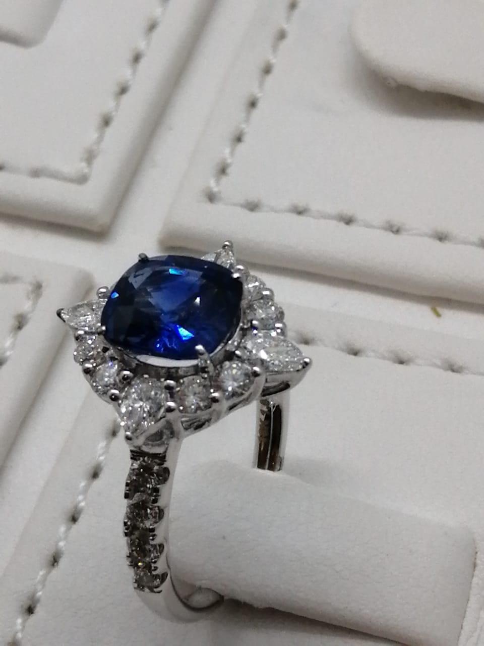 Royal Ceylon Blue Sapphire Ring Set in 18 Karat White Gold and VS/G Diamonds For Sale 2