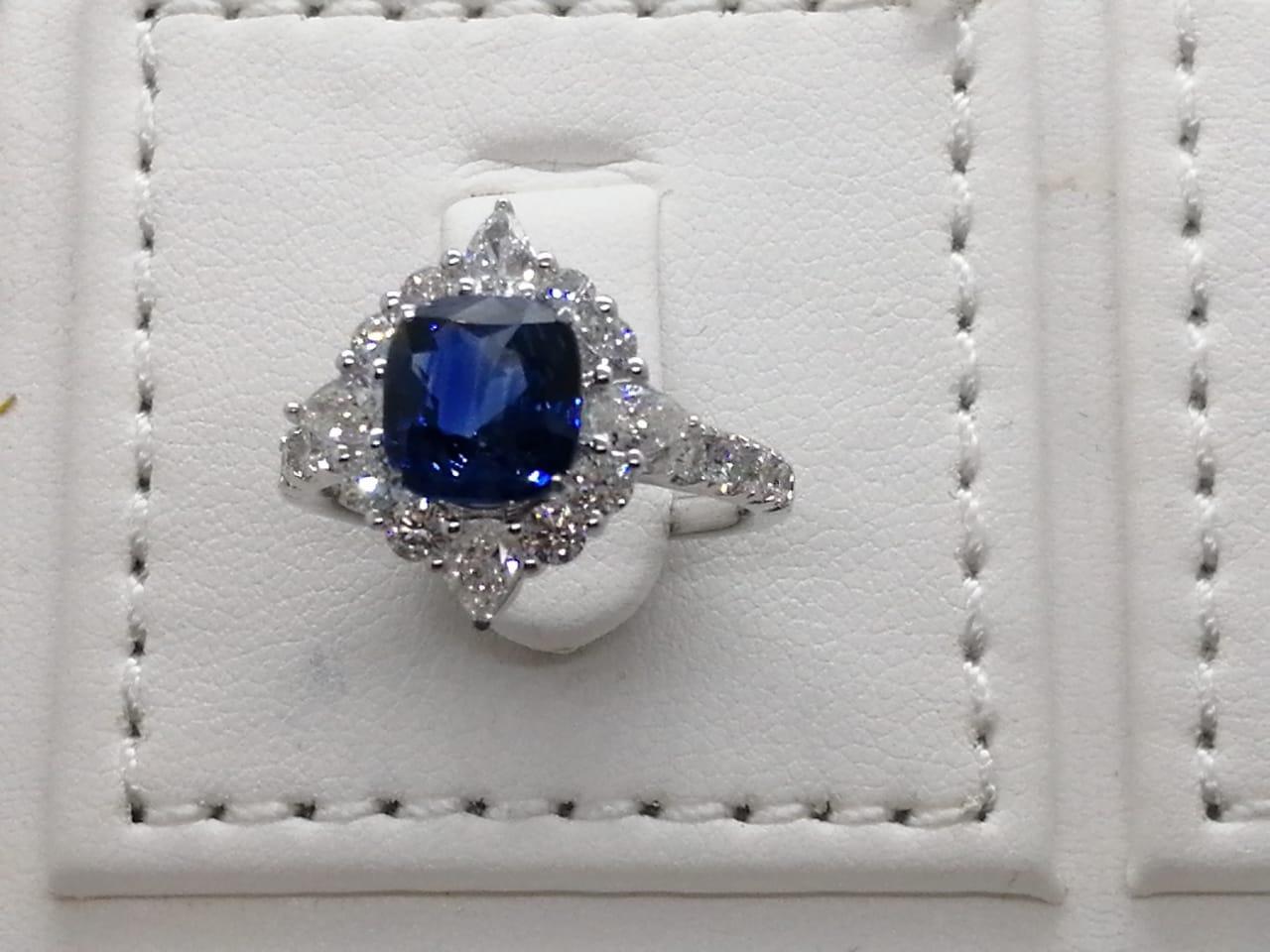 Royal Ceylon Blue Sapphire Ring Set in 18 Karat White Gold and VS/G Diamonds For Sale 3
