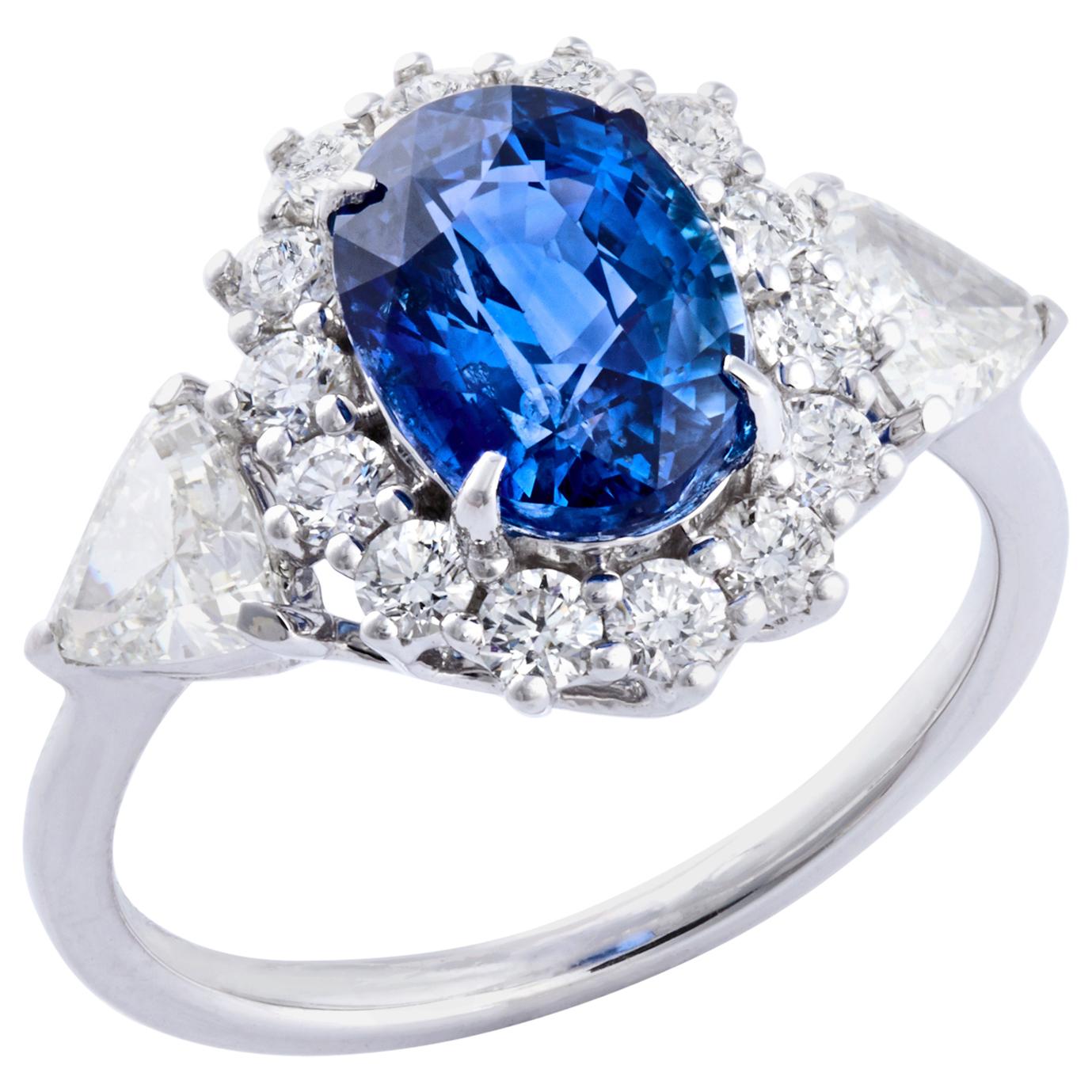 Royal Ceylon Blue Sapphire Ring Set in 18 Karat White Gold and VS/G Diamonds For Sale
