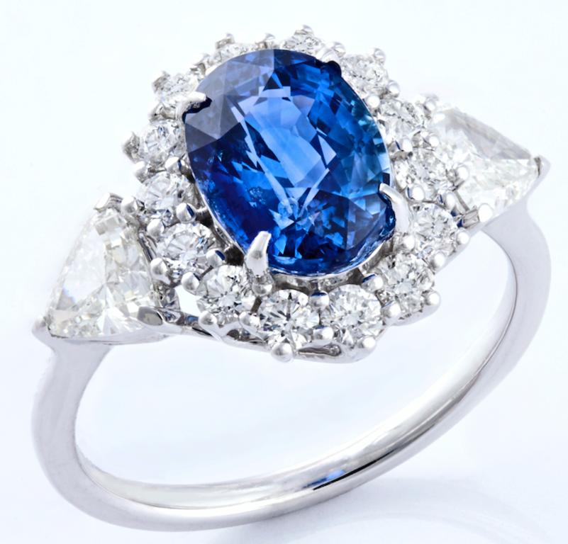 Round Cut Royal Ceylon Blue Sapphire Ring Set in 18 Karat White Gold and VS/G Diamonds For Sale