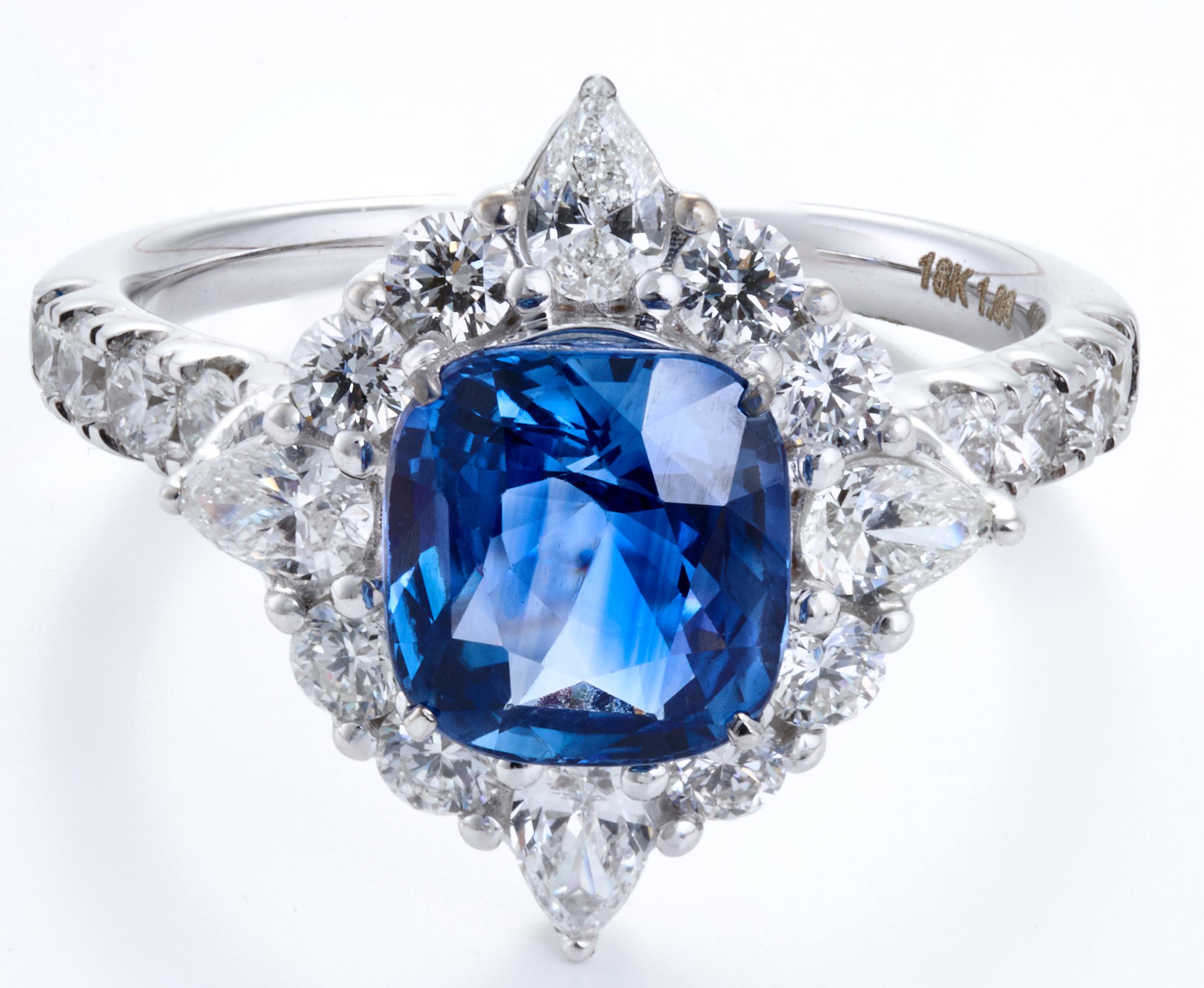 Royal Ceylon Blue Sapphire Ring Set in 18 Karat White Gold and VS/G Diamonds In New Condition For Sale In Mumbai, IN