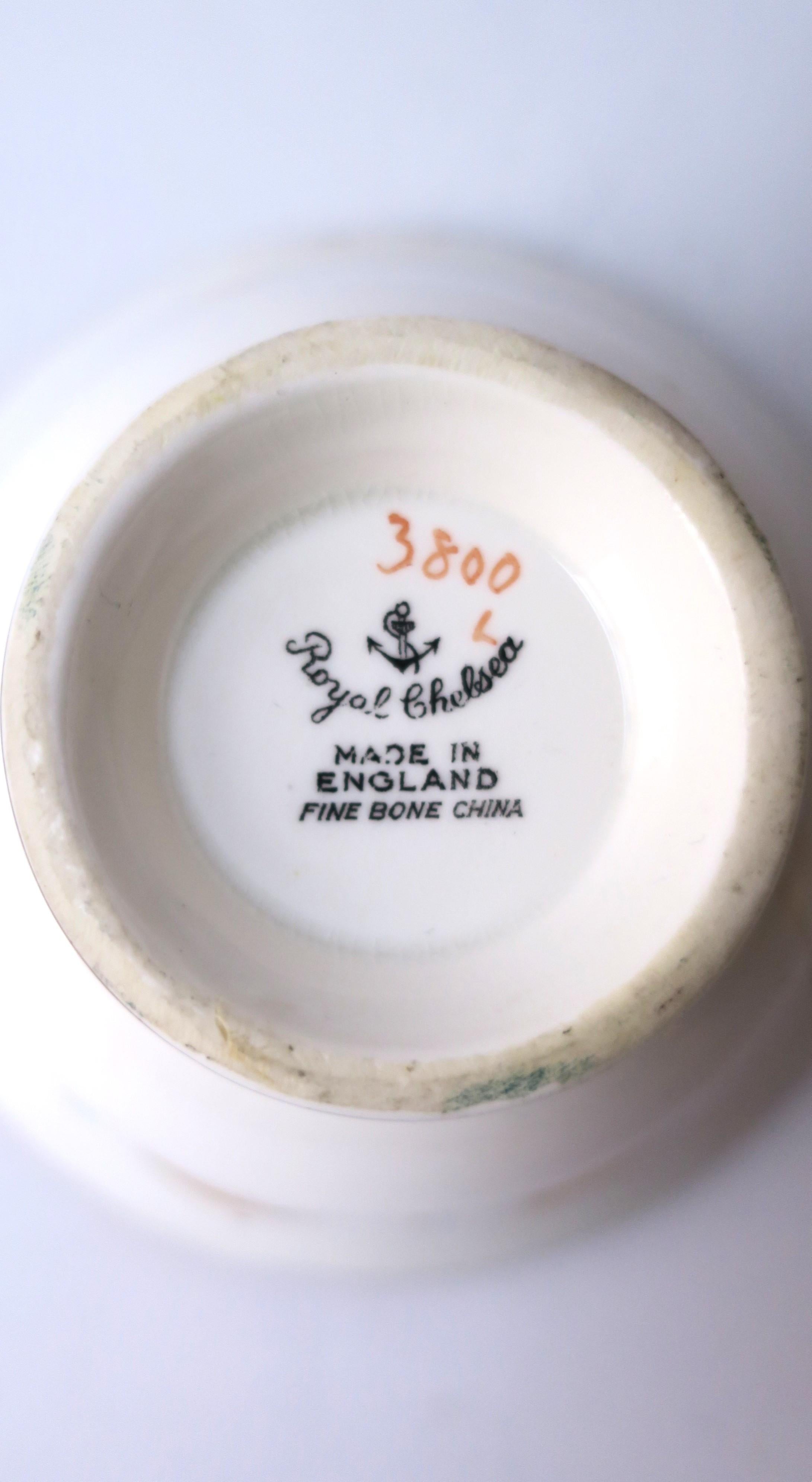 Tasse à café ou à thé et soucoupe en porcelaine de Royal Chelsea avec motif d'oiseaux en vente 4