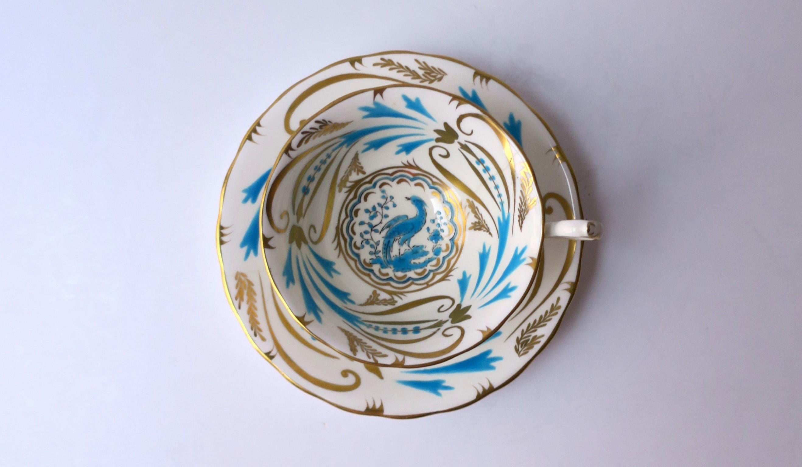 Rococo Tasse à café ou à thé et soucoupe en porcelaine de Royal Chelsea avec motif d'oiseaux en vente