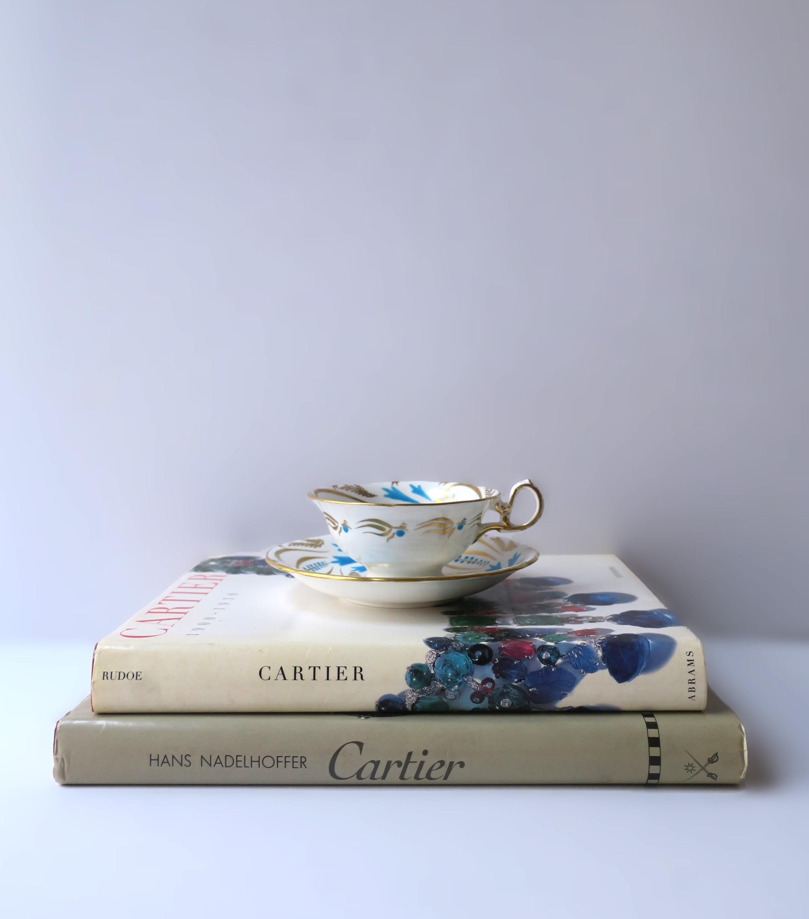 Vernissé Tasse à café ou à thé et soucoupe en porcelaine de Royal Chelsea avec motif d'oiseaux en vente
