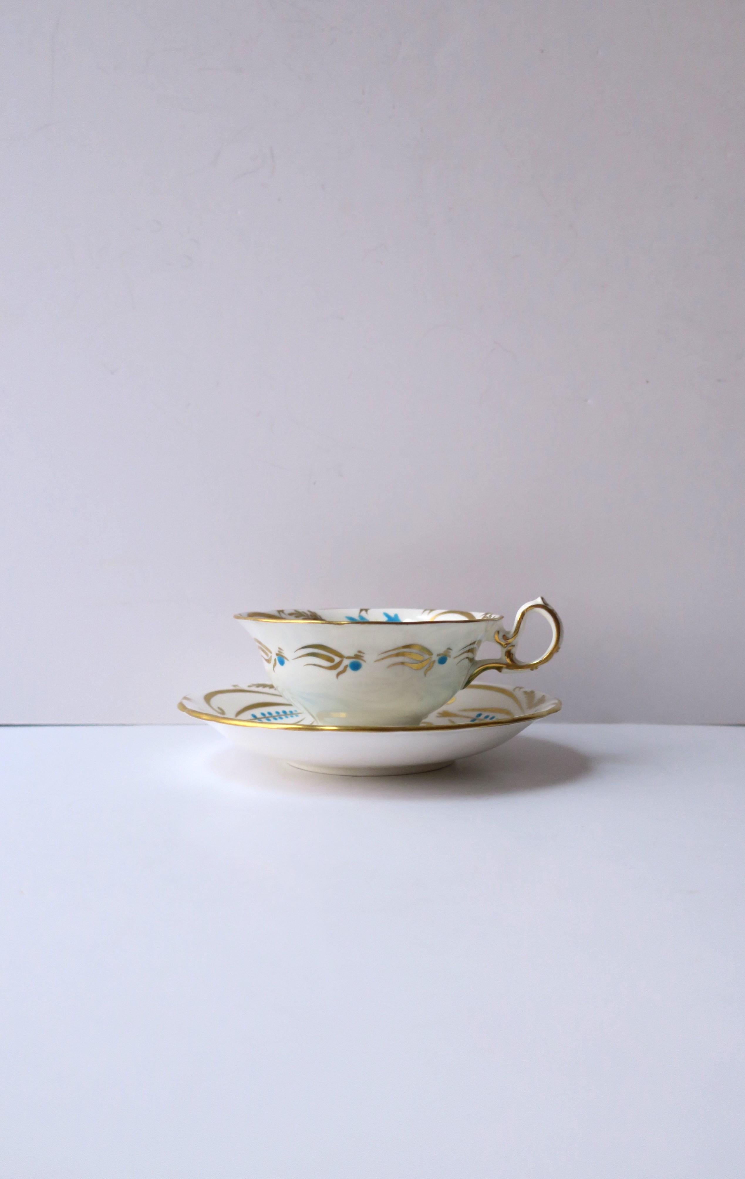20ième siècle Tasse à café ou à thé et soucoupe en porcelaine de Royal Chelsea avec motif d'oiseaux en vente
