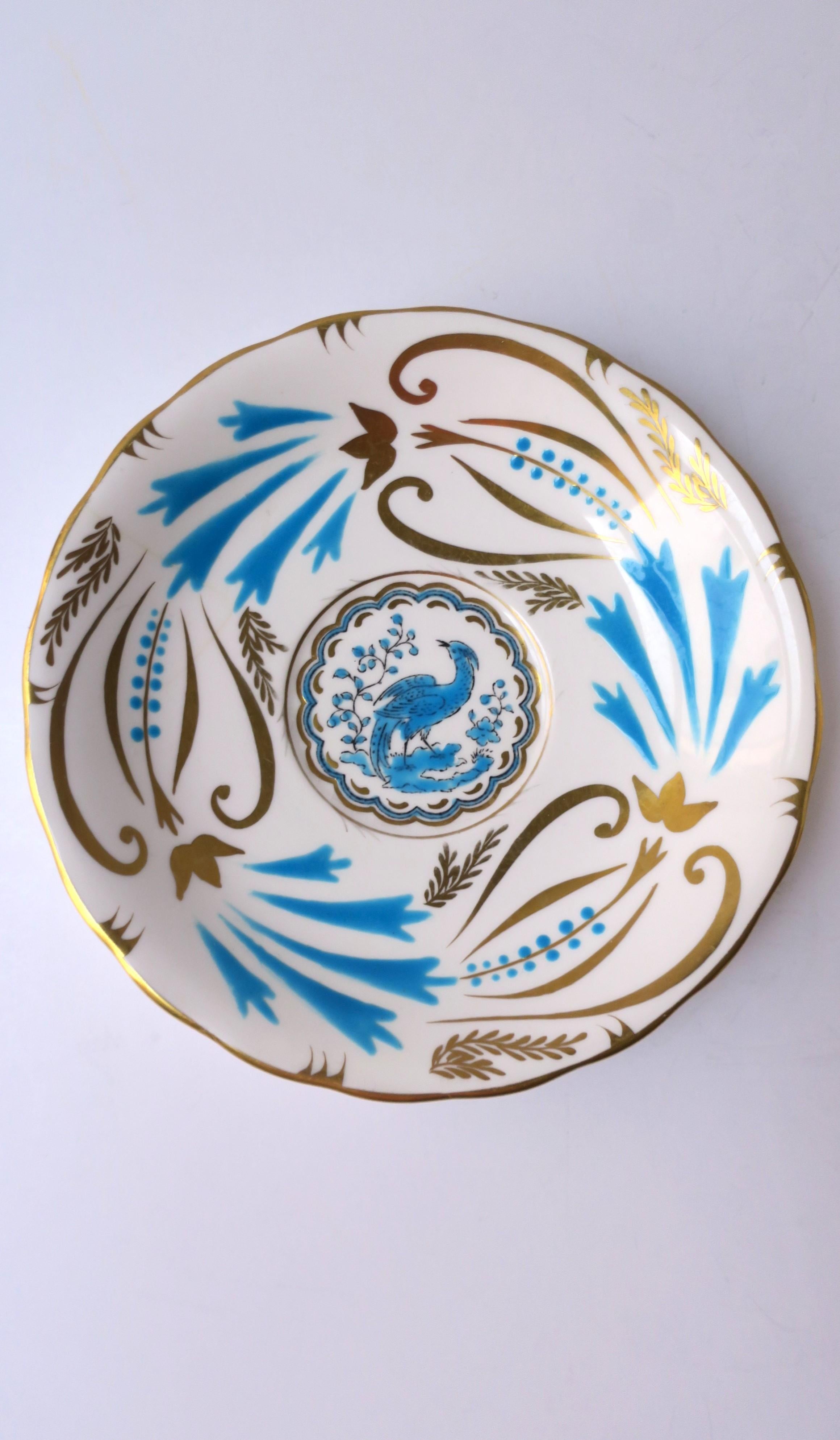 Tasse à café ou à thé et soucoupe en porcelaine de Royal Chelsea avec motif d'oiseaux en vente 1