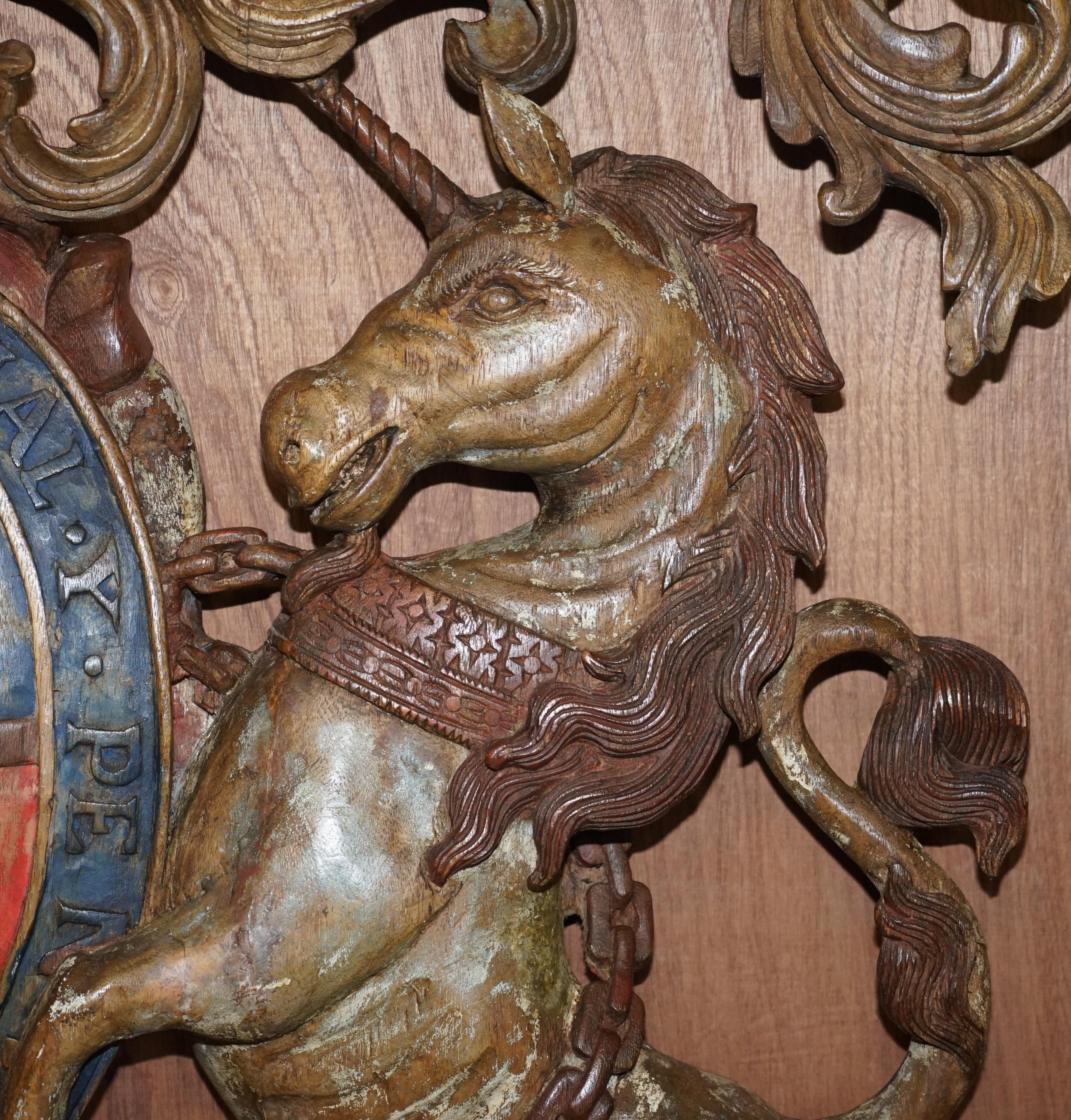 Royal circa 1707-1714 avec armoiries armoriées peintes polychromes sculptées à la main en vente 5