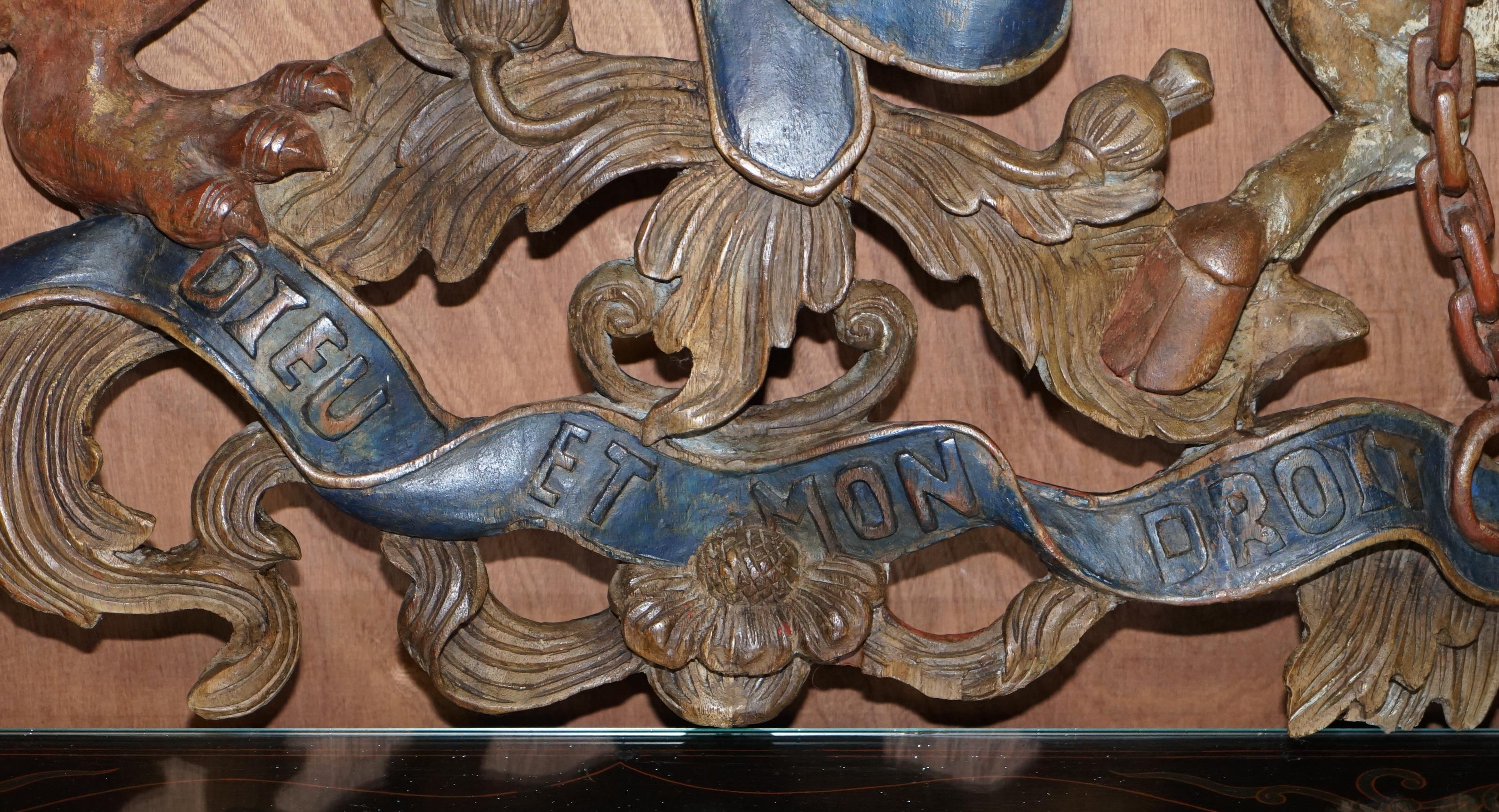 Royal circa 1707-1714 avec armoiries armoriées peintes polychromes sculptées à la main en vente 7