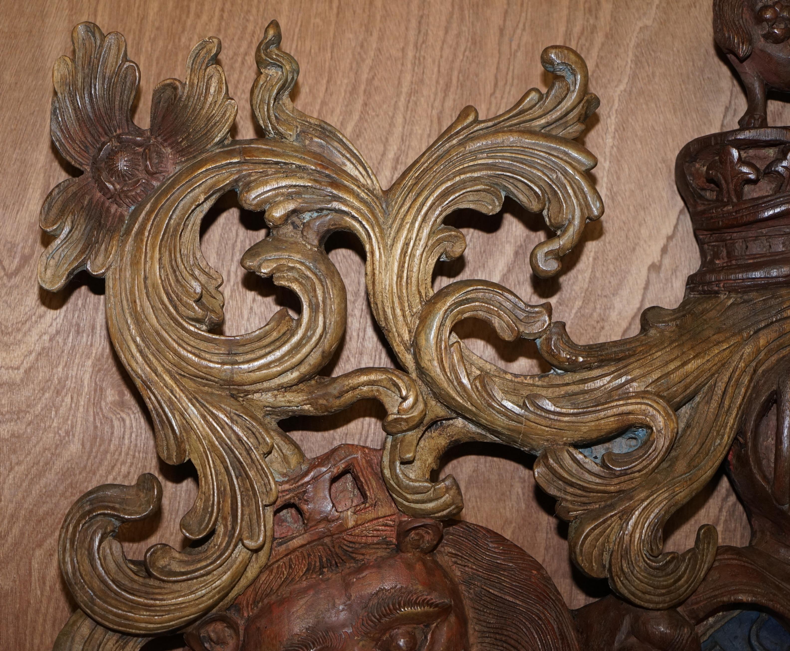 Anglais Royal circa 1707-1714 avec armoiries armoriées peintes polychromes sculptées à la main en vente