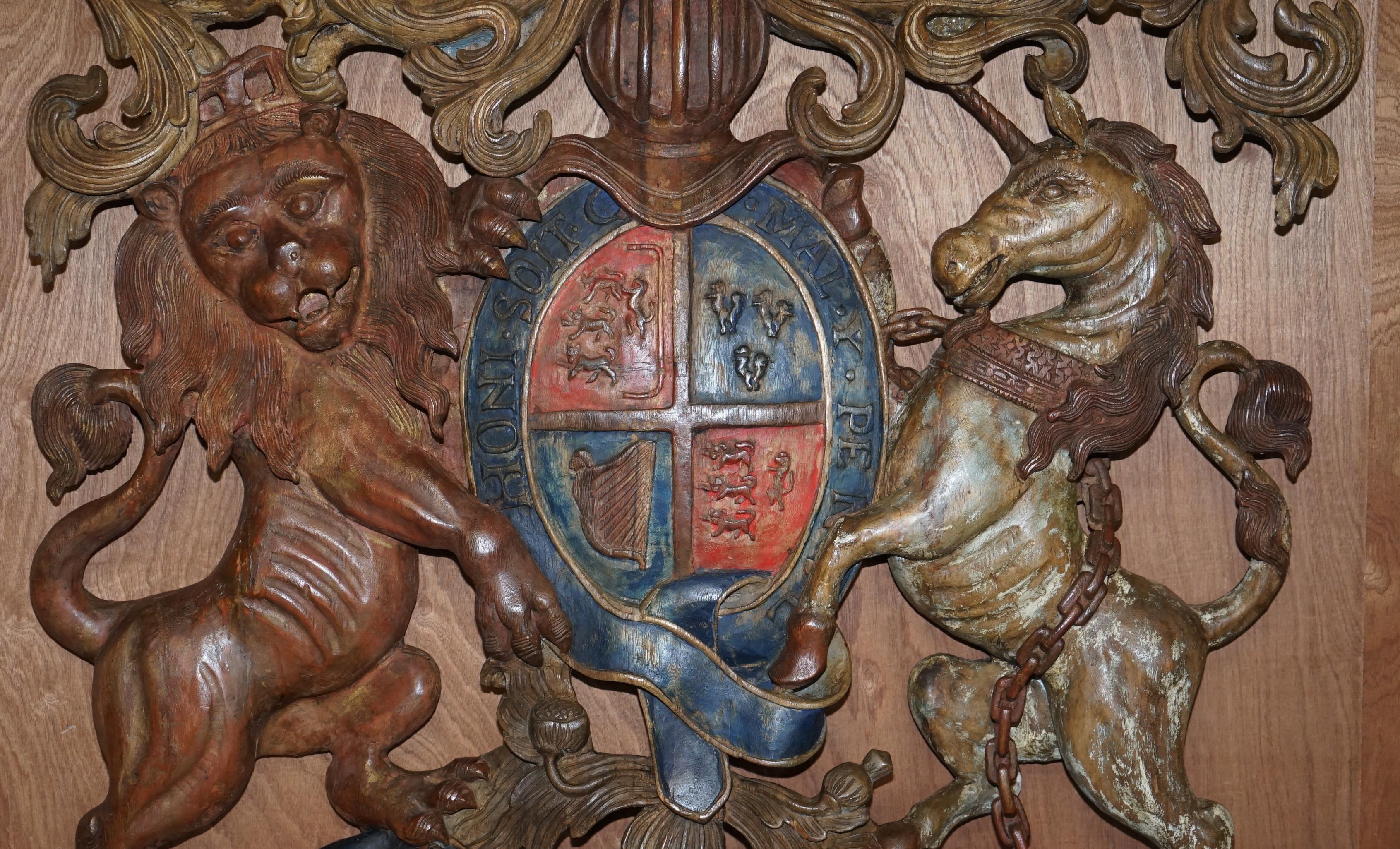 Début du XVIIIe siècle Royal circa 1707-1714 avec armoiries armoriées peintes polychromes sculptées à la main en vente