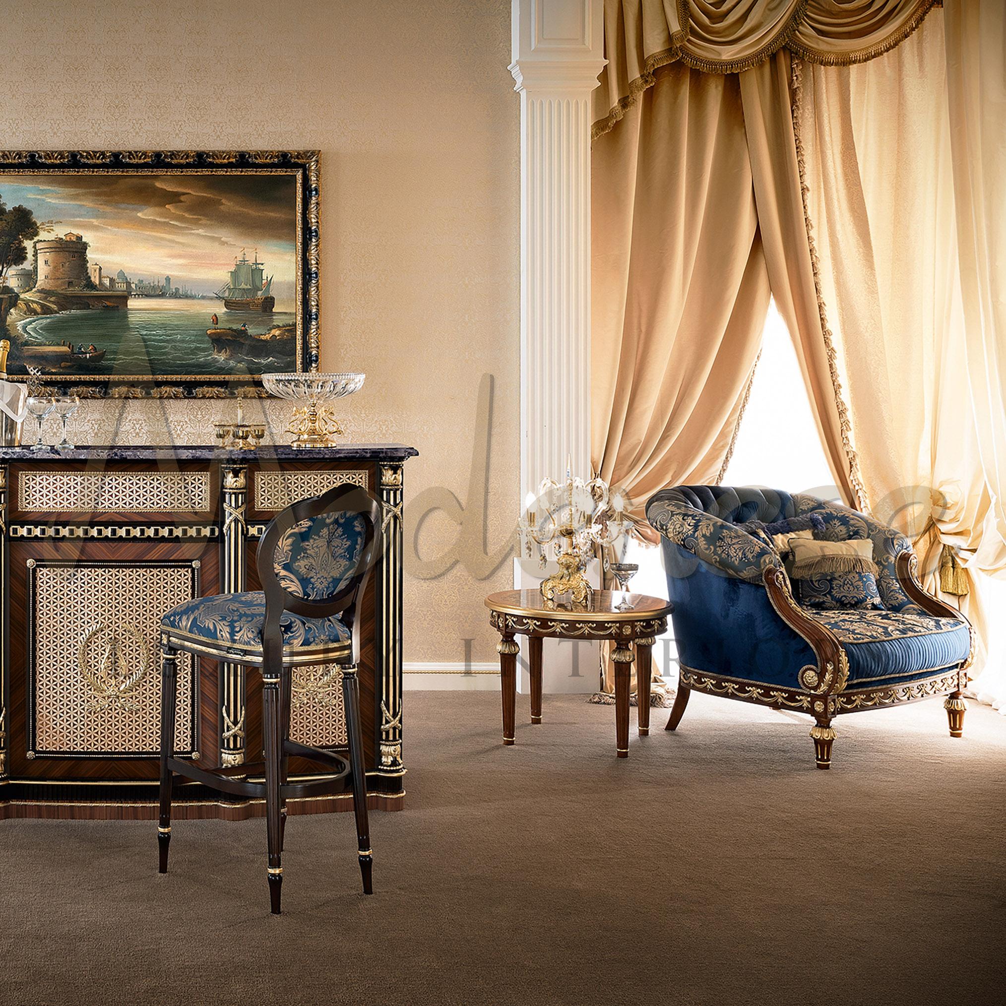 Néoclassique Fauteuil bleu Classic en damas et finition noyer par Modenese Interiors en vente
