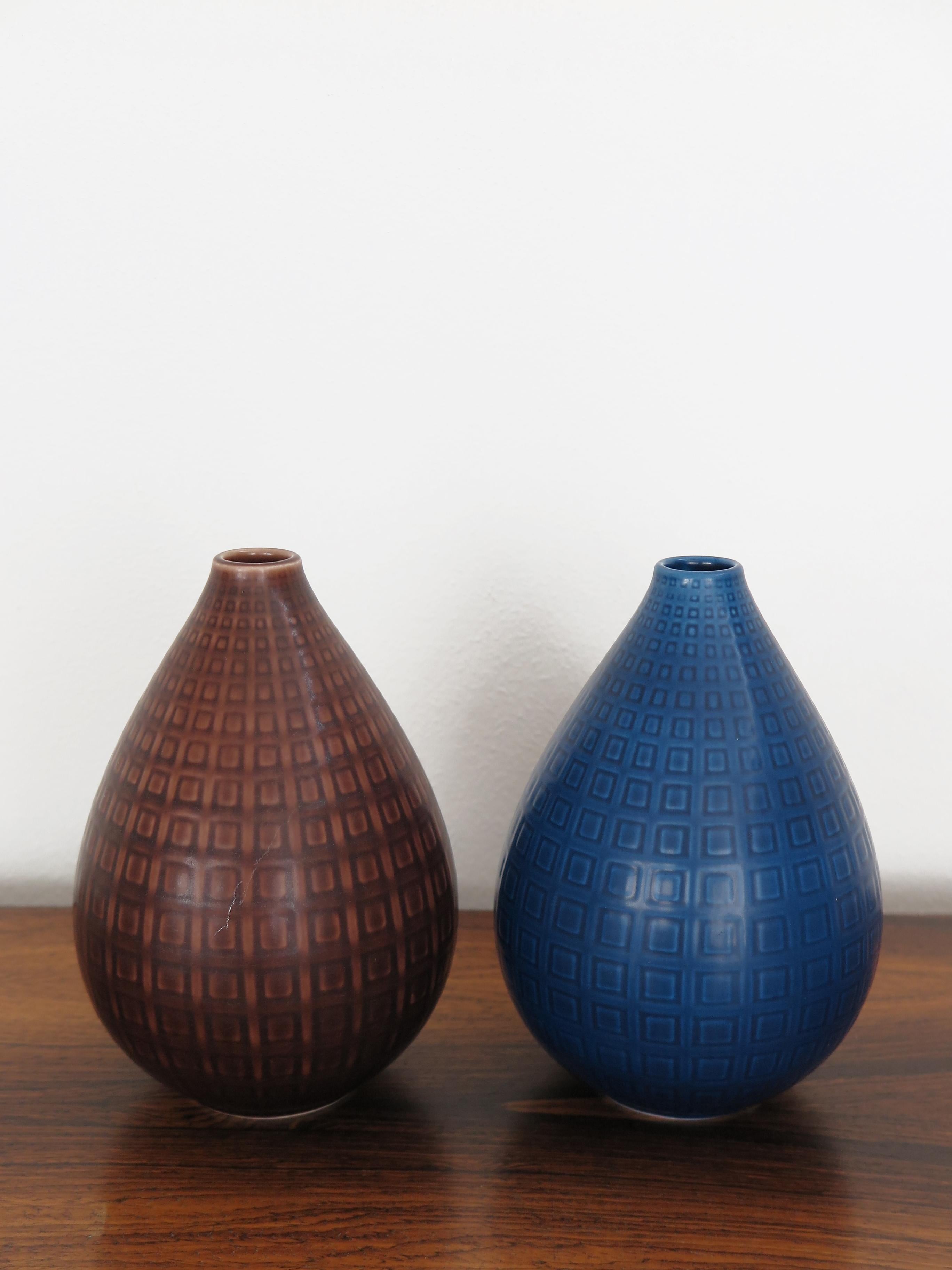 Coppia di vasi in ceramica a forma di goccia, serie Aluminia Marselis, con smalto blu opaco e bordeaux, disegnati da Nils Thorsson per Royal Copenhagen, Danimarca, anni '50 circa.

Marchio e numero incisi sotto la base di ogni vaso.