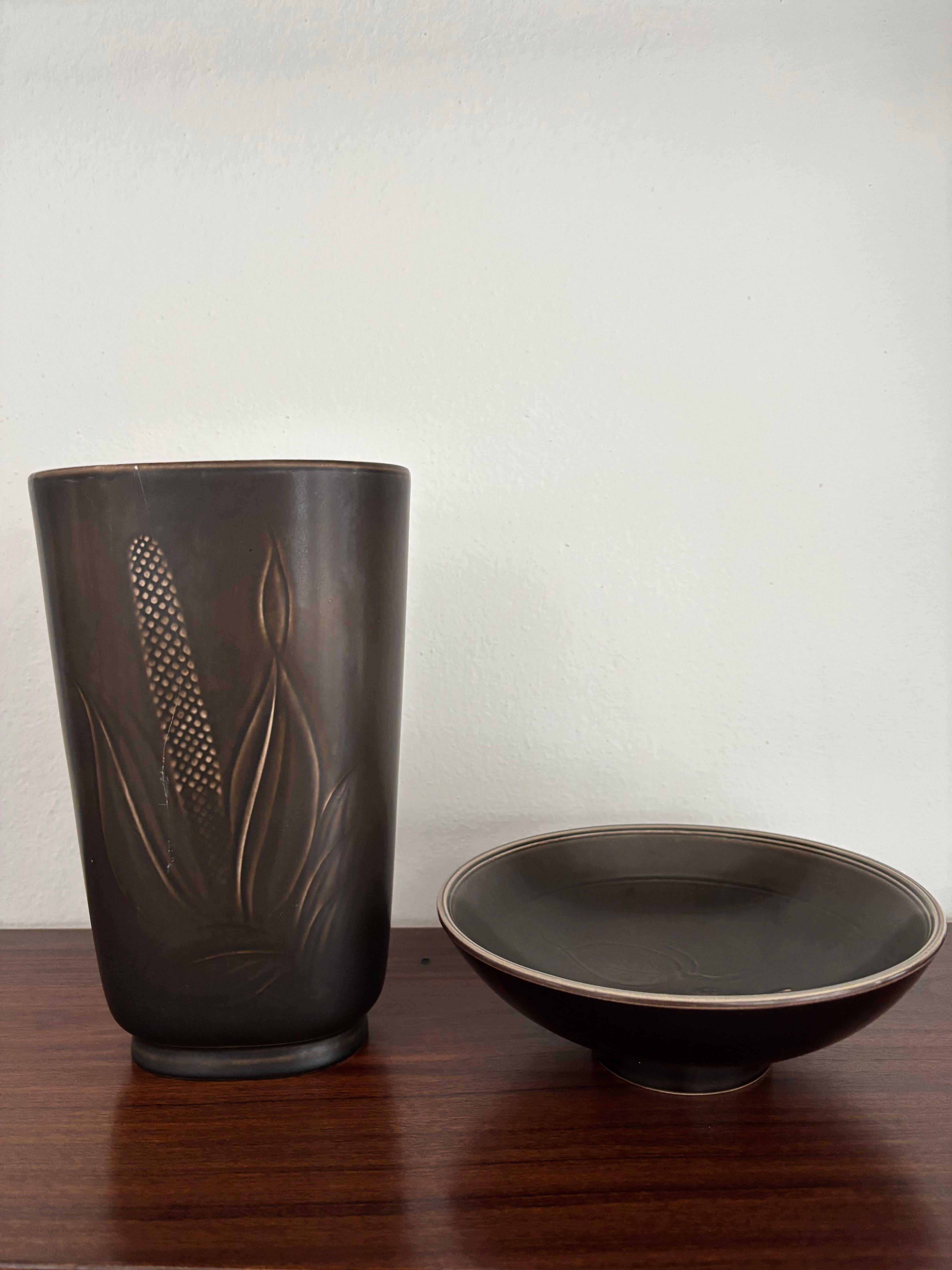 Set di ciotole o centrotavola e vasi in ceramica scandinava della metà del secolo scorso con decorazione a rilievo prodotto da Royal Copenaghen, Danimarca, anni '50.